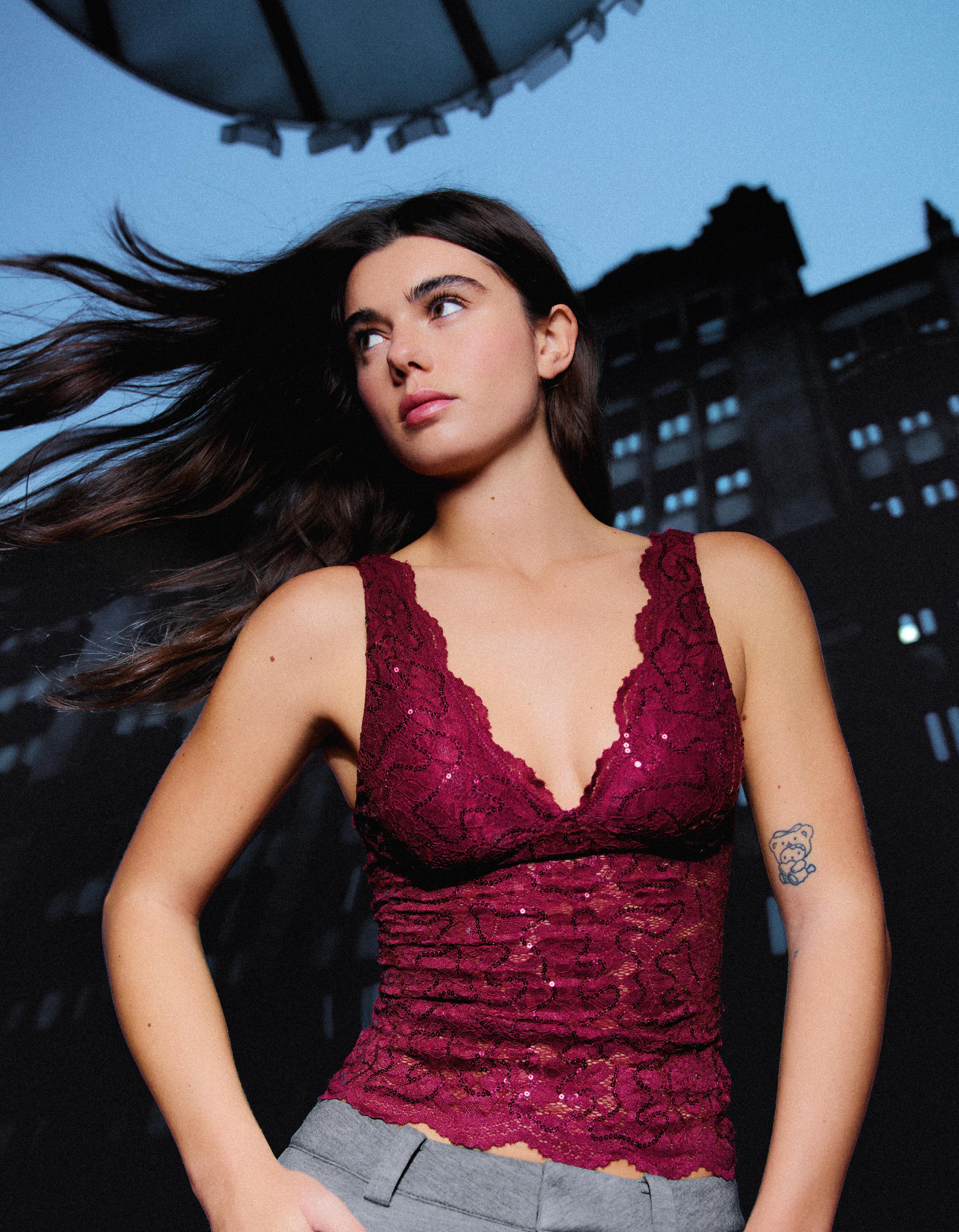 Bershka Top Z Dekoltem W Serek, Koronką I Cekinami Kobieta Rubinowy