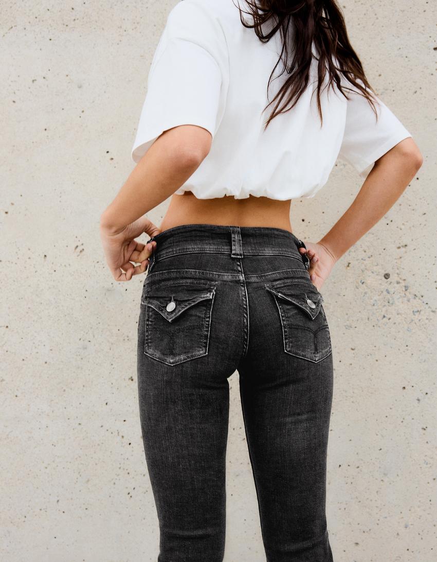 Bootcut-Jeans mit tiefem Bund und Flaps-Schwarz