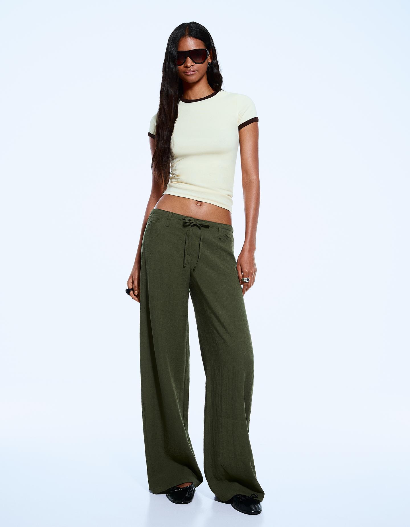 Bershka rustykalne spodnie z szerokimi nogawkami zielony