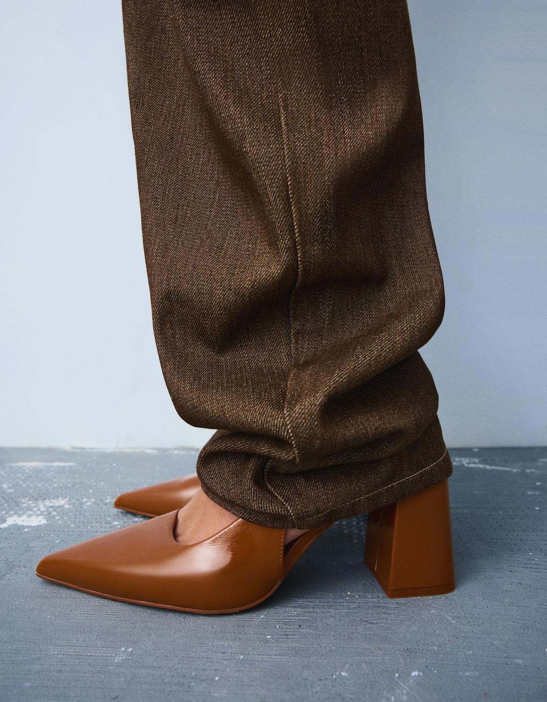 Block heel slingback shoes