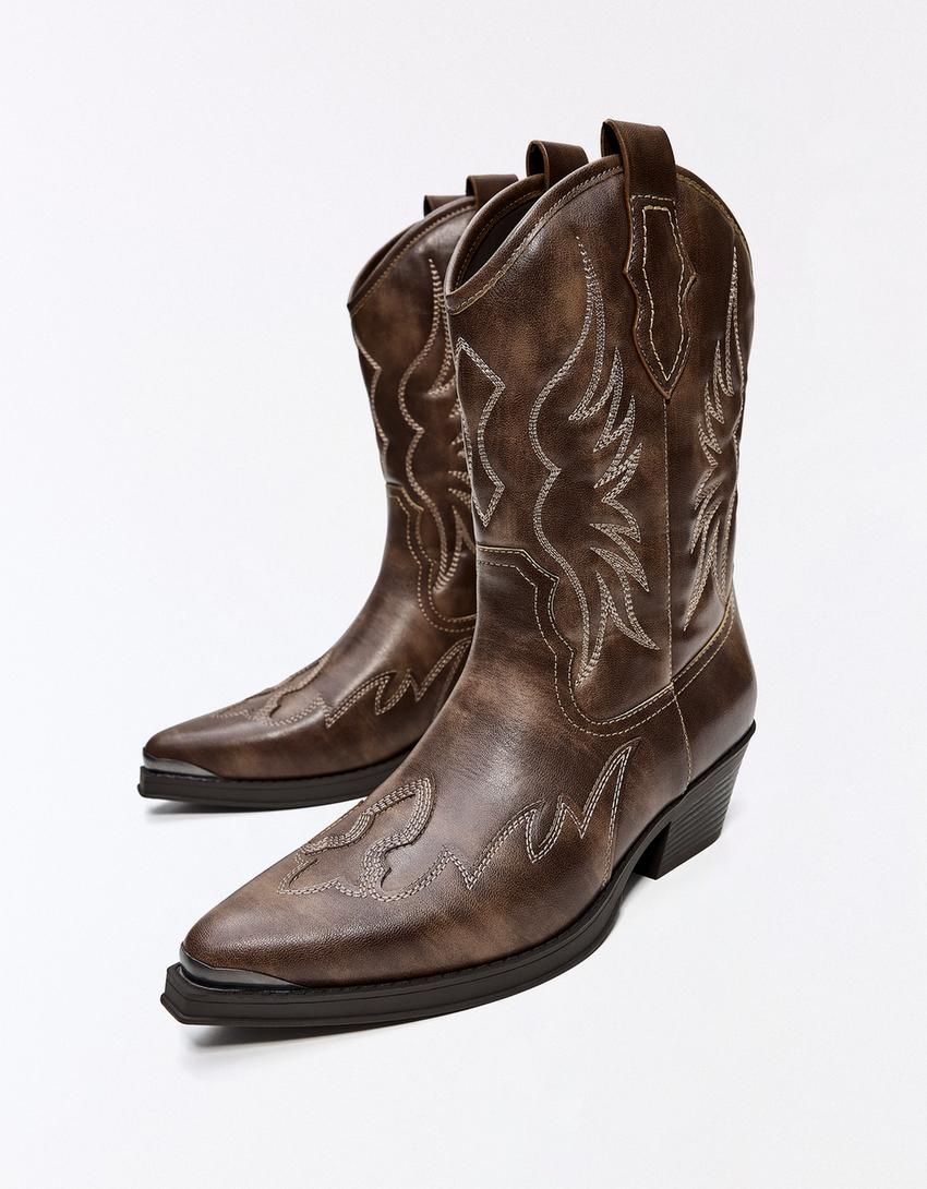 Bota cowboy com detalhe de biqueira-Marrom