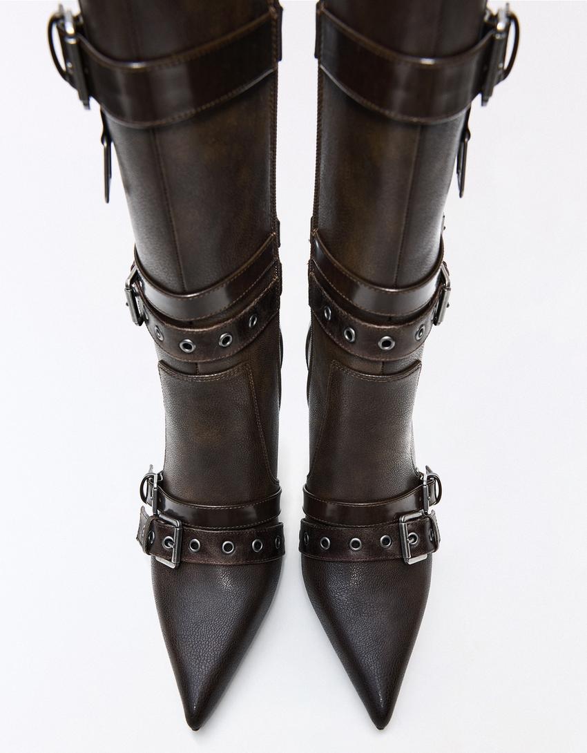 Bota tacón hebillas