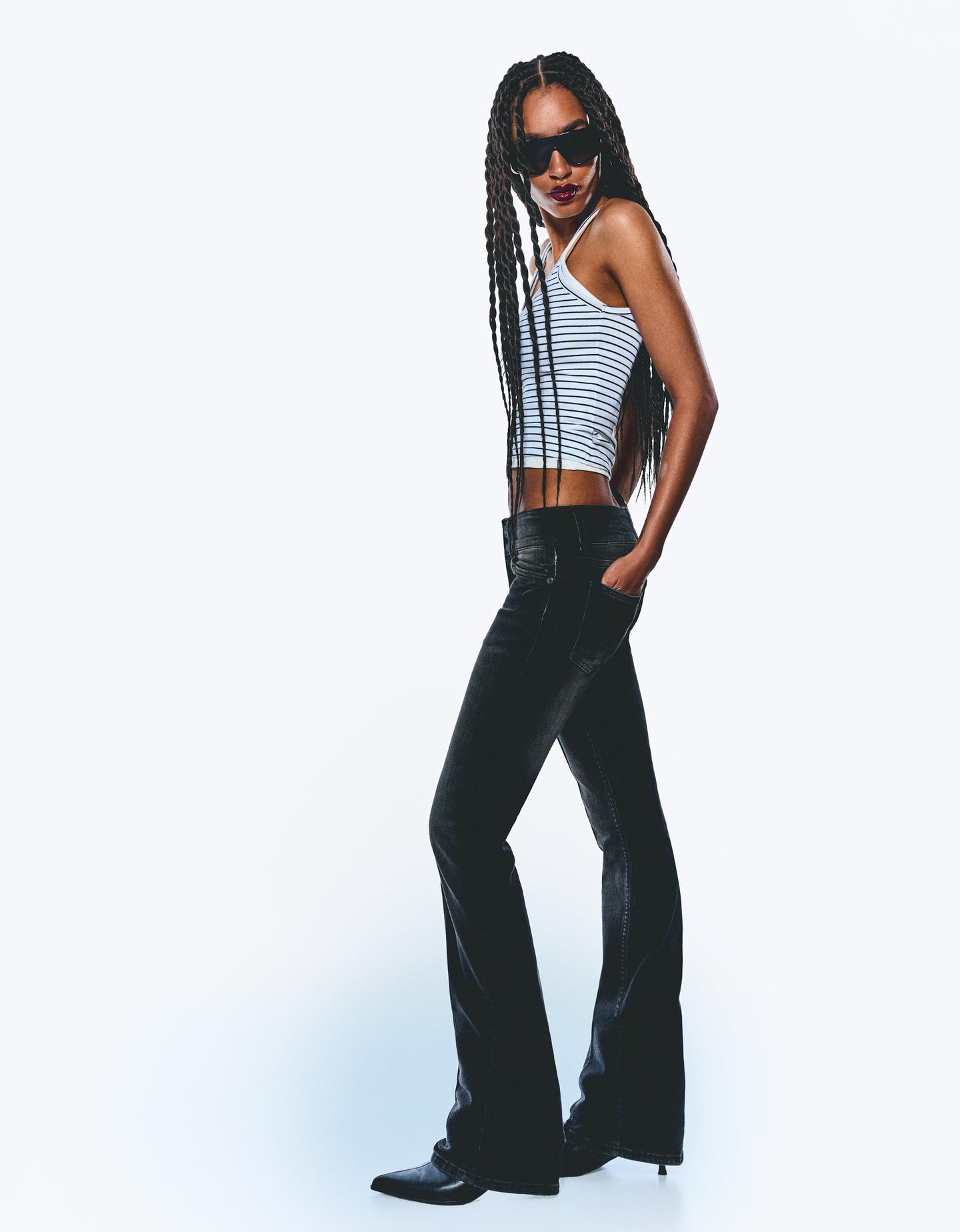 Bershka jeansy bootcut z niskim stanem czarny