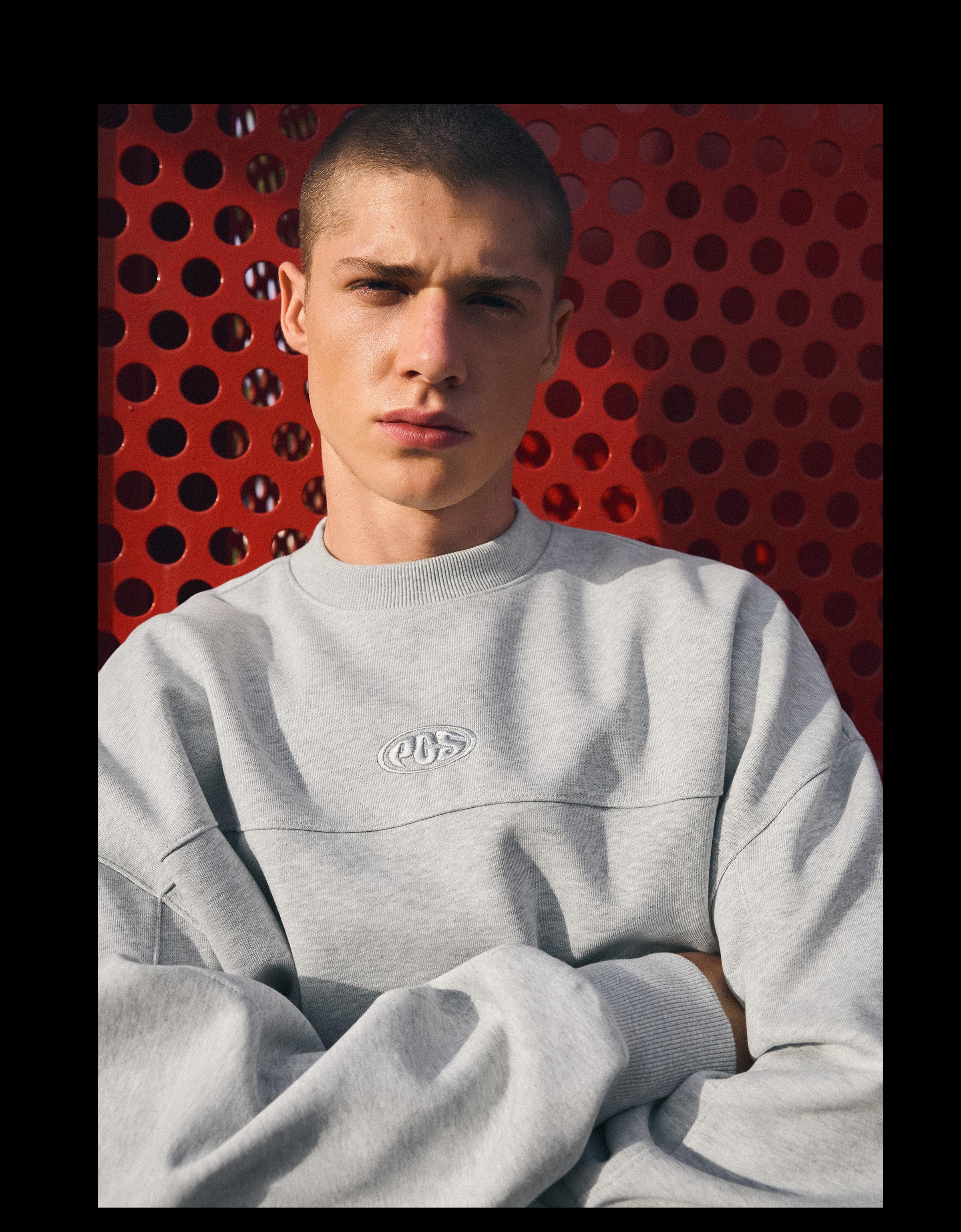 Round neck patch sweatshirt — Grey