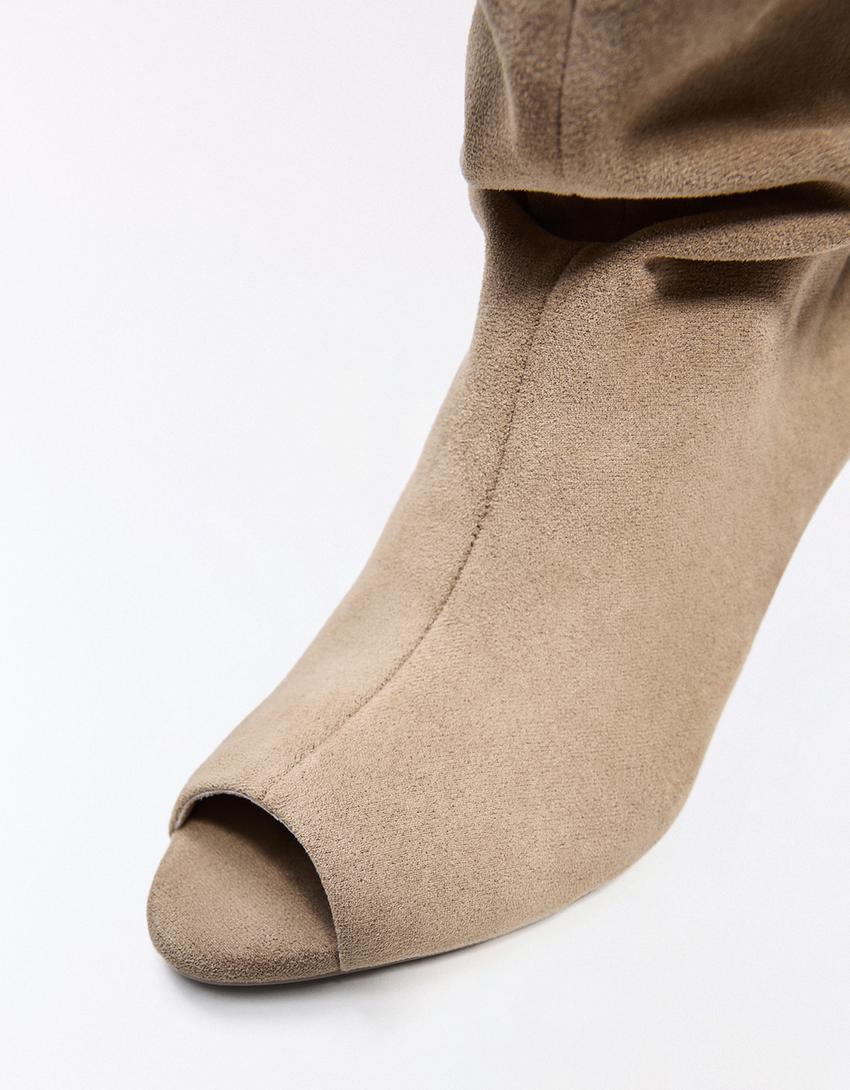 Bota com salto kitten e abertura-Bege