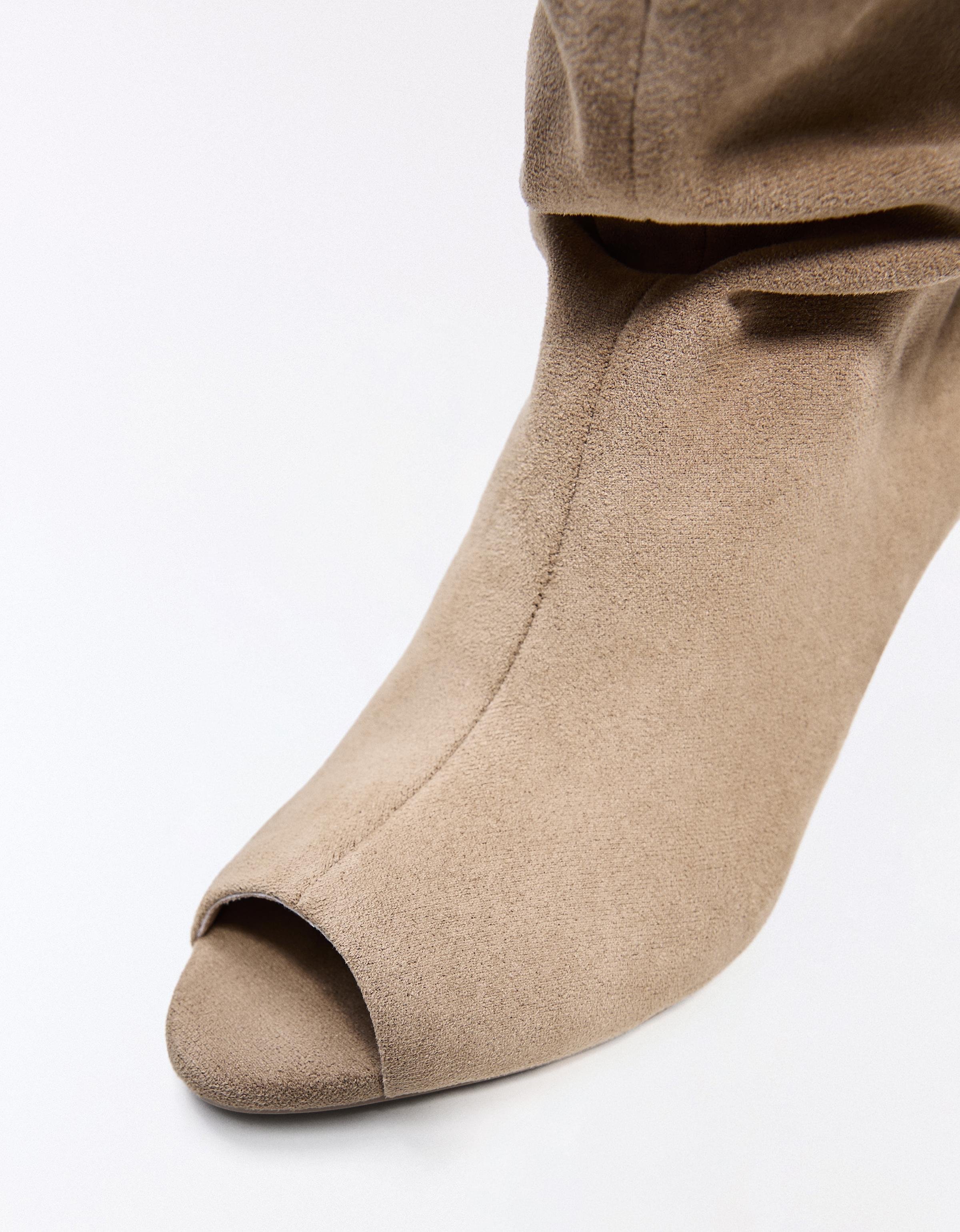 Kitten heel boots with split — BEIGE