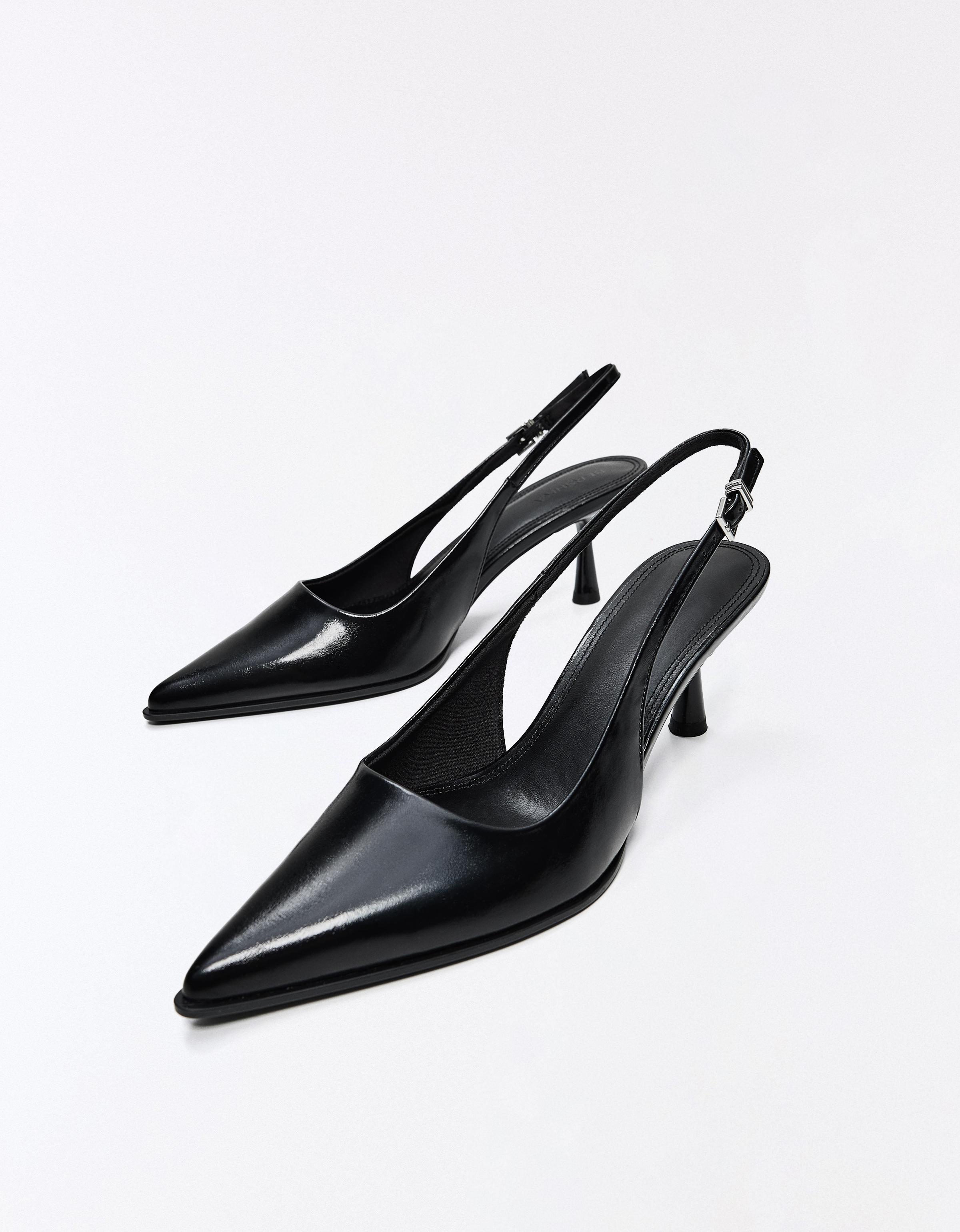 HEELED SHOES WITH BUCKLE DETAIL — BLACK