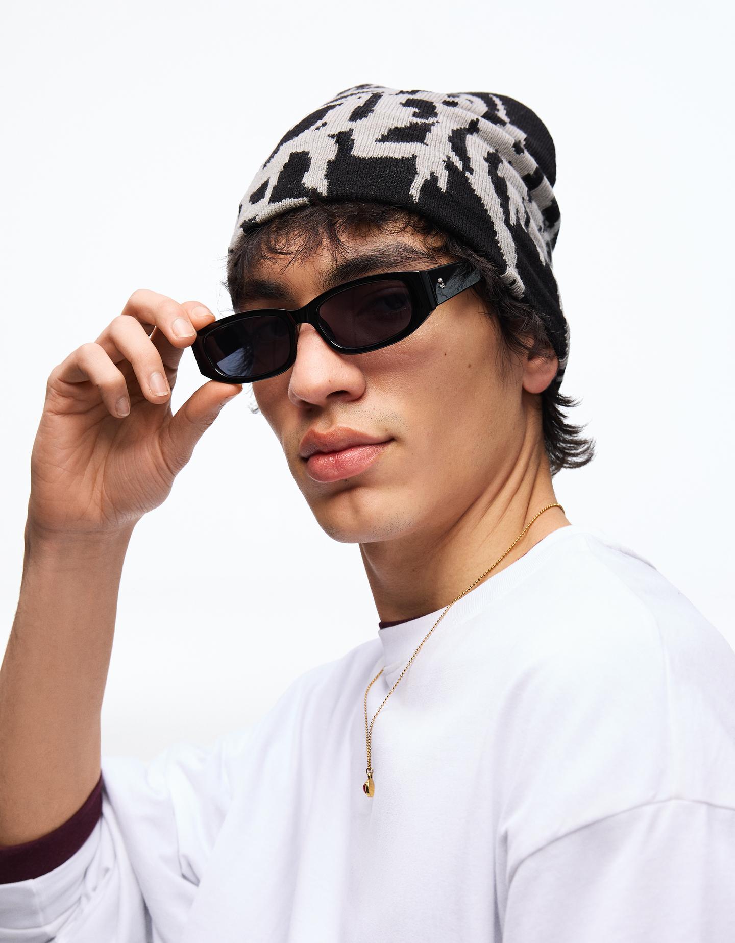 Bershka owalne okulary przeciwsłoneczne z tworzywa czarny
