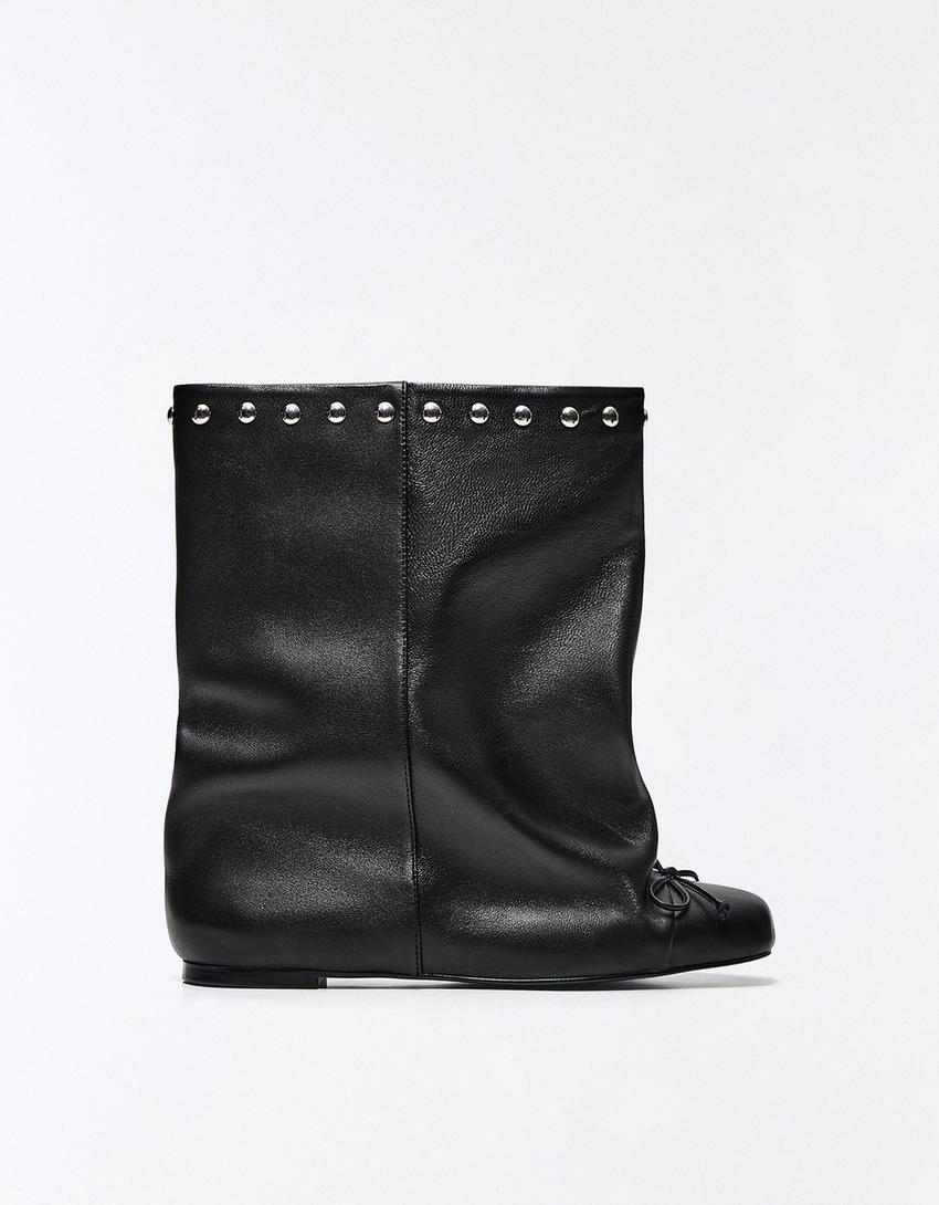 FLACHE LEDERSTIEFELETTEN MIT WEITEM SCHAFT UND NIETEN-Schwarz