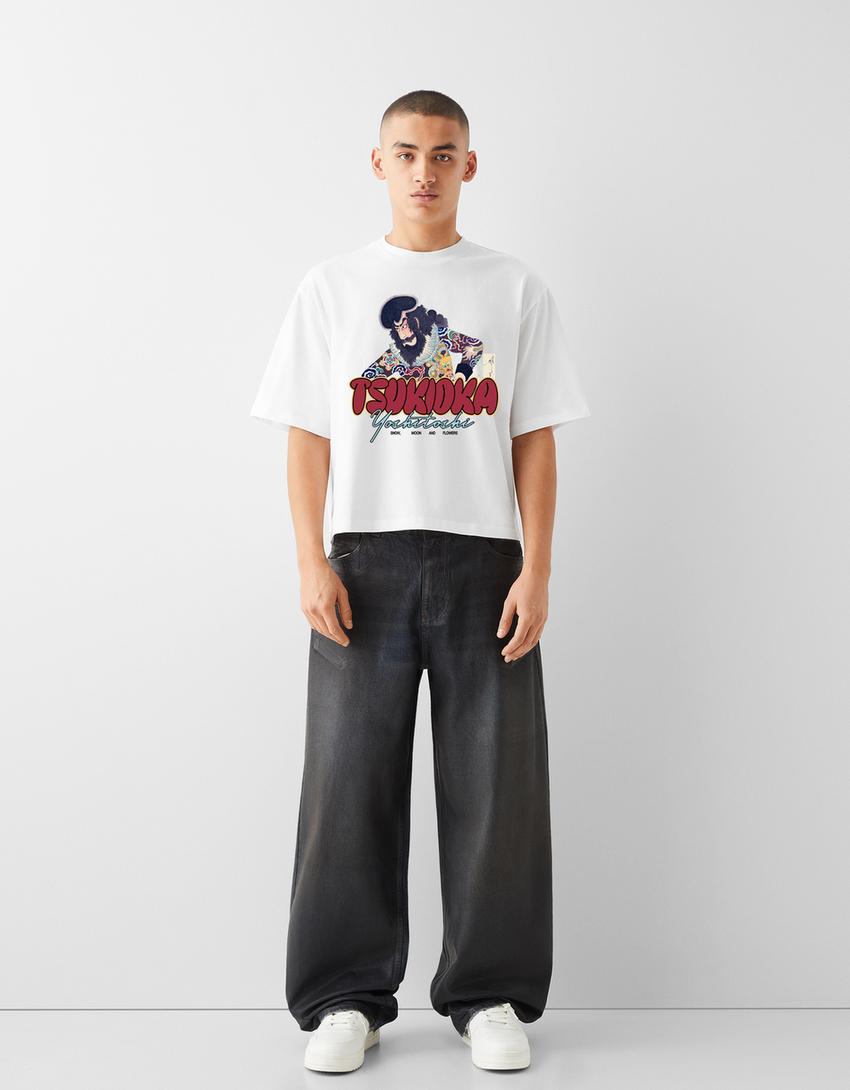 T-shirt Tsukioka Yoshitoshi de manga curta cropped-Branco-4