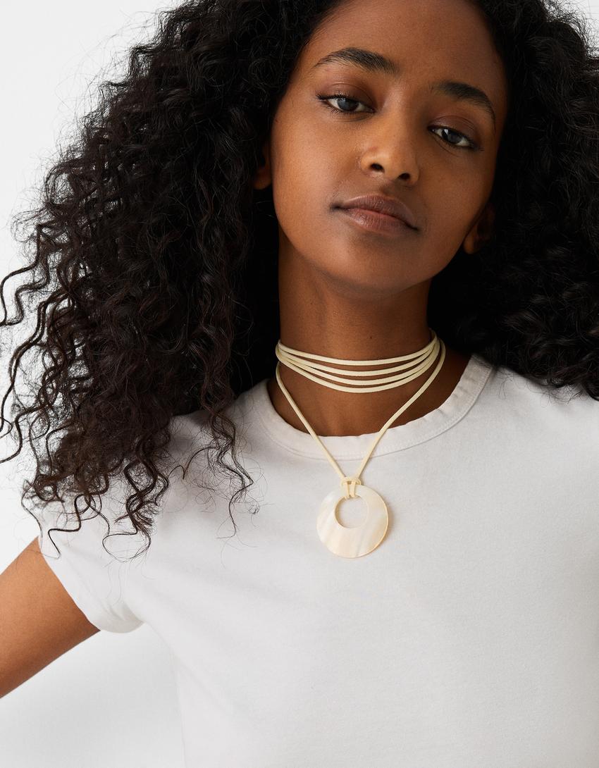 عقد شوكر من عرق اللؤلؤ-كريمي-1