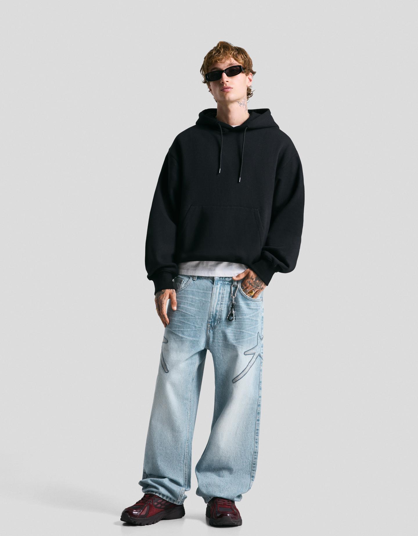 Bershka jeansy o kroju baggy z haftem wyblakły niebieski