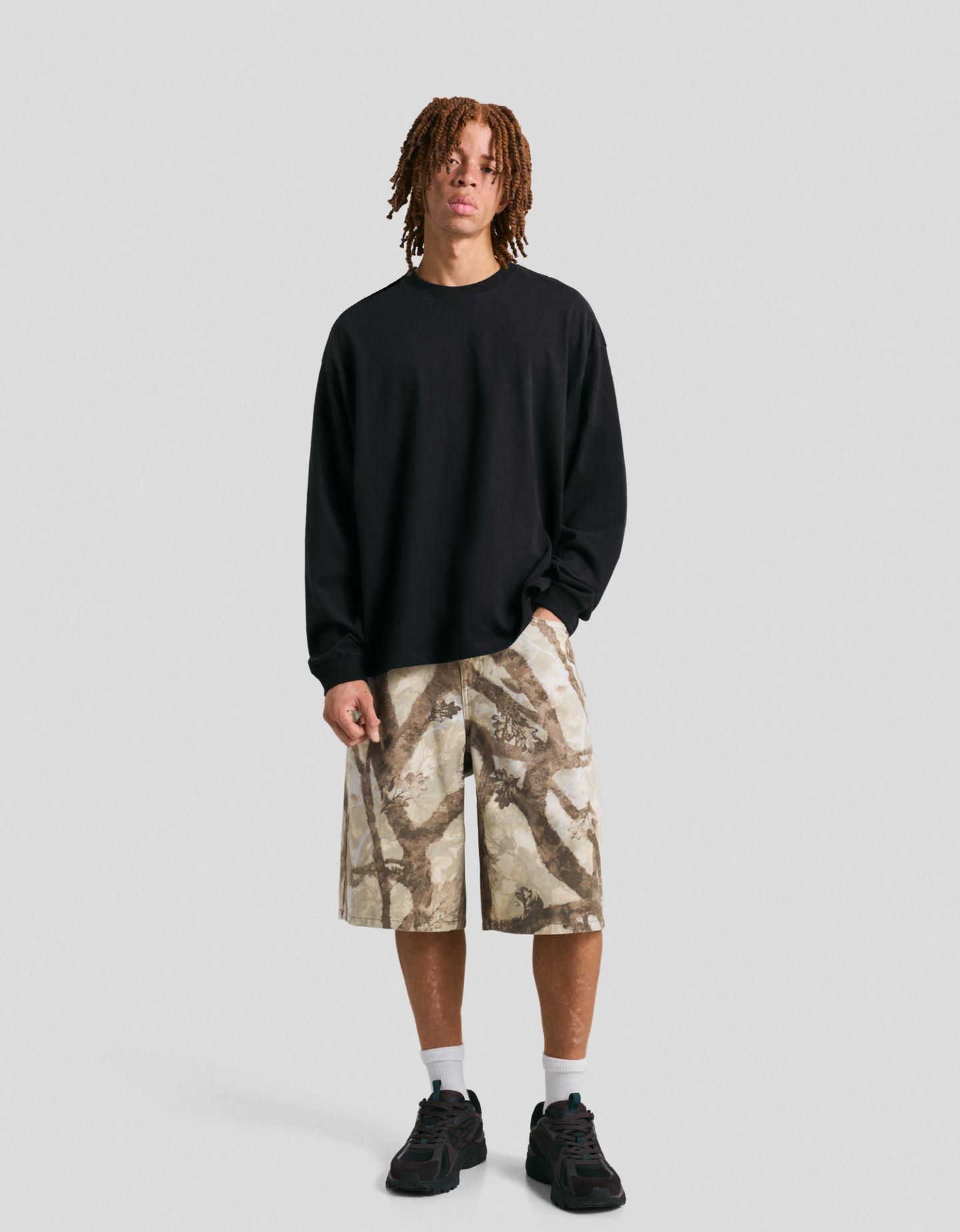 Bershka bermudy o kroju baggy z nadrukiem zielony