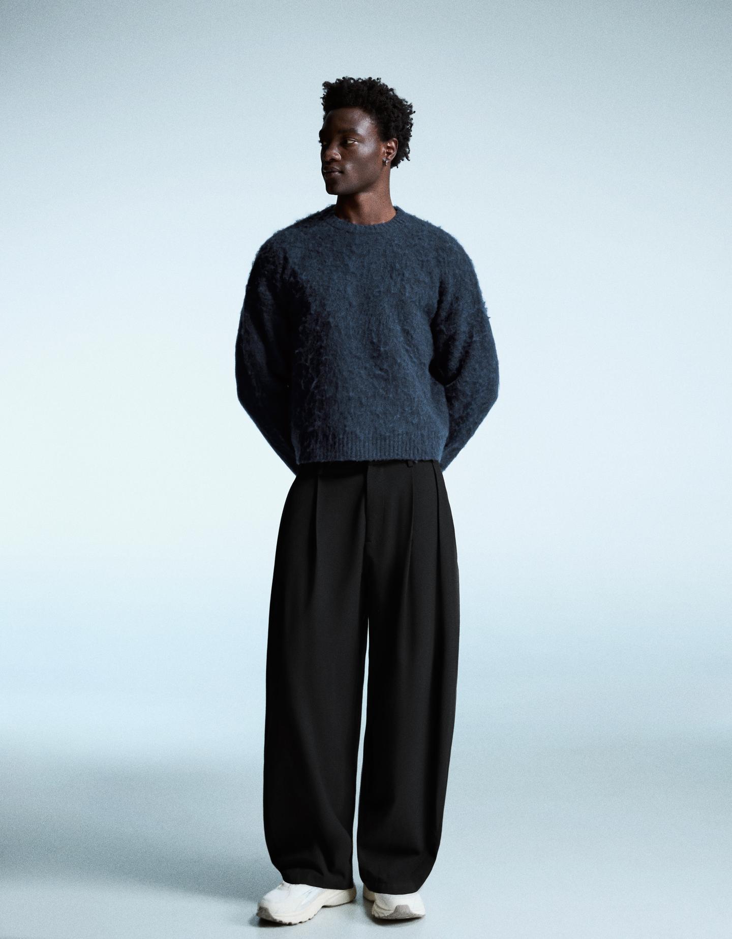 Bershka spodnie o kroju balloon tailoring z zakładkami czarny