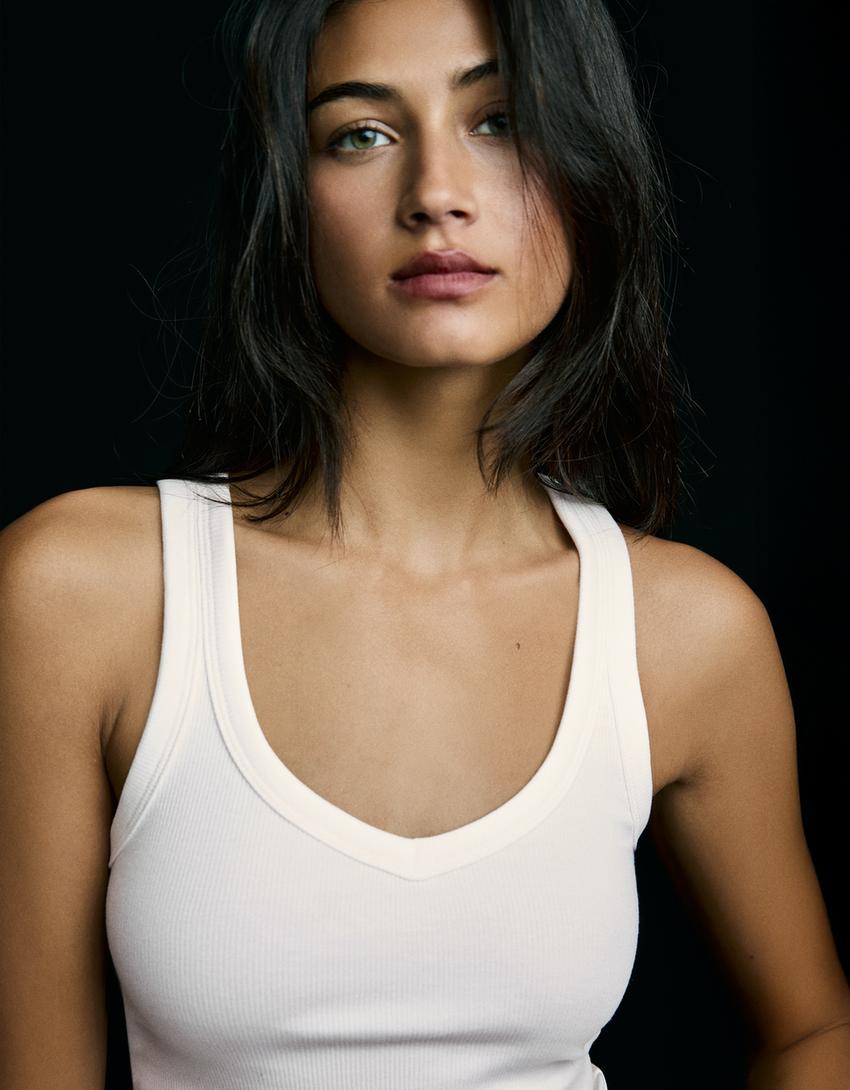 Basic Rib-Trägertop-Grbrochenes Weiss