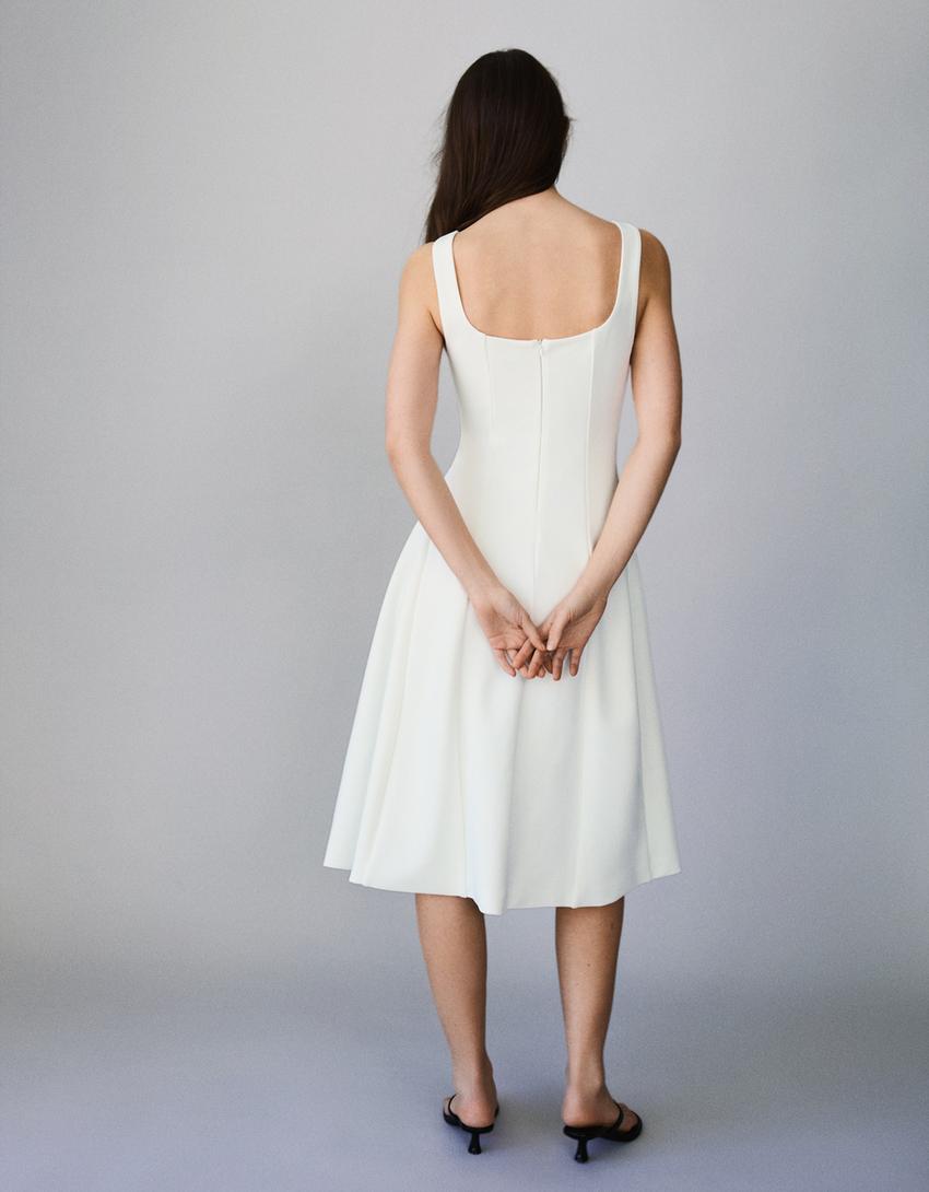 فستان قصير بتنورة كلوش-أبيض