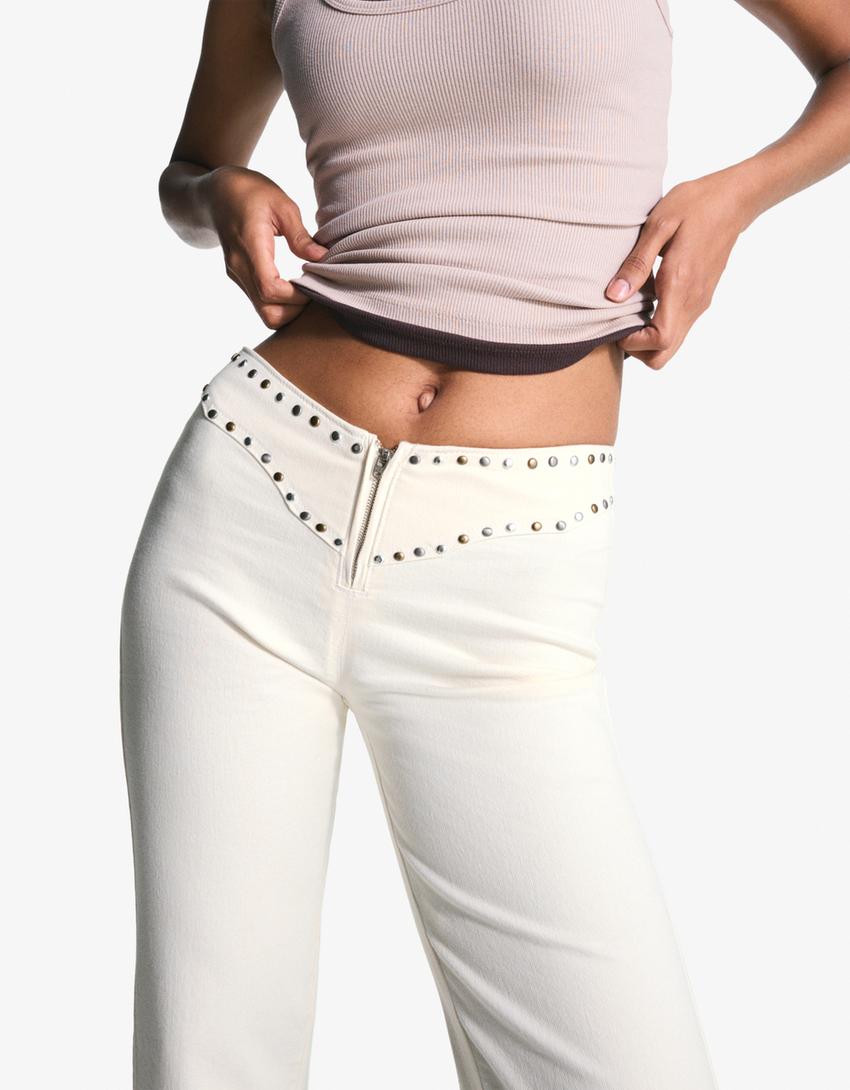 Pantaloni con borchie in vita e cerniera-Bianco Roto-1
