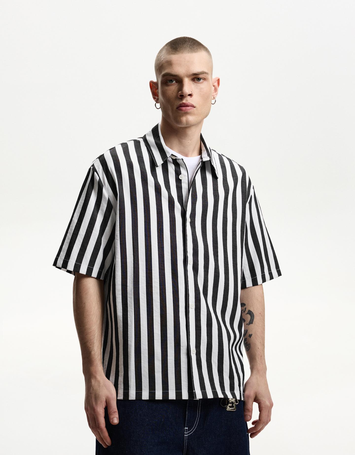 Bershka koszula o luźnym kroju z krótkim rękawem biały / czarny