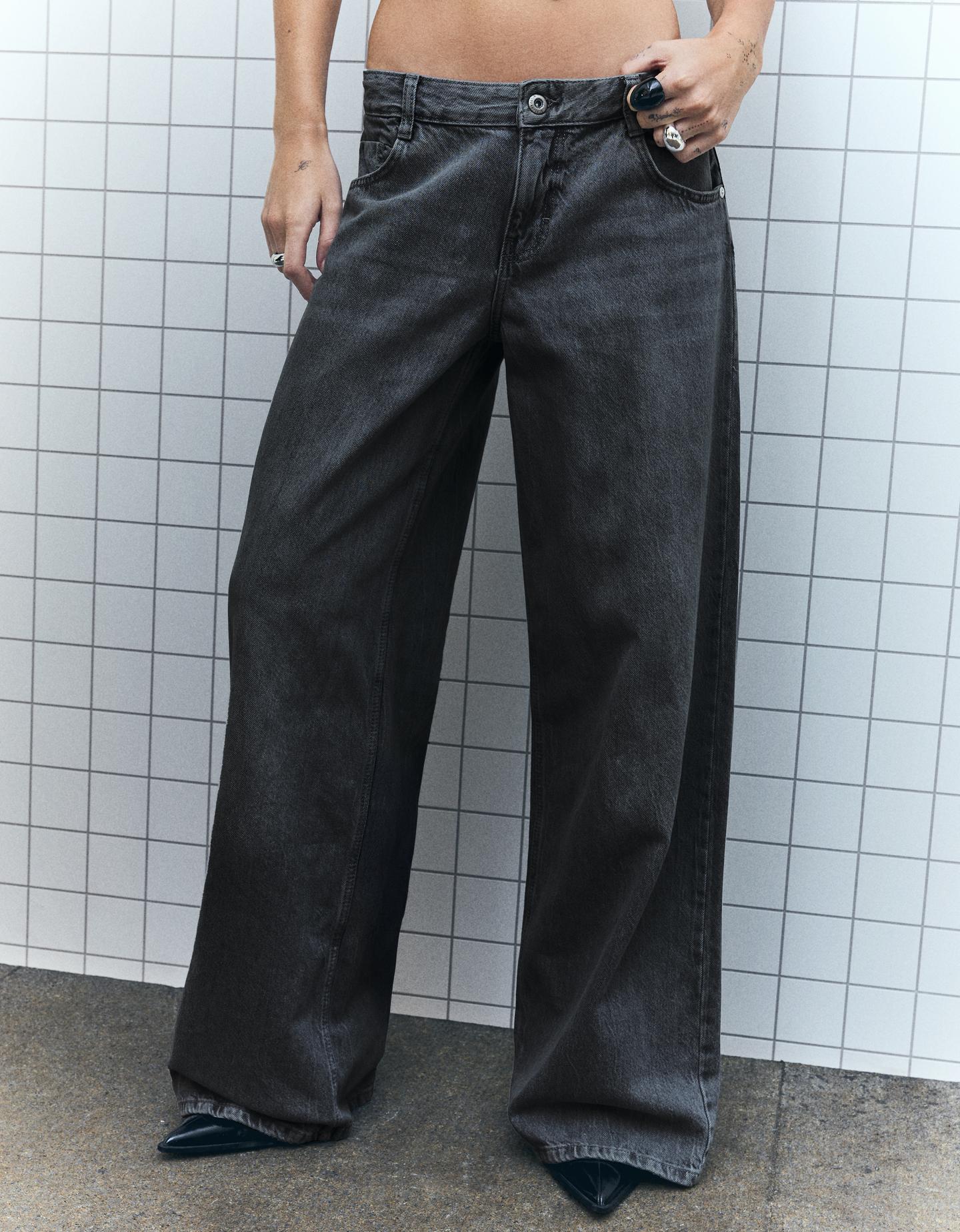 Bershka jeansy z szerokimi nogawkami i niskim stanem czarny