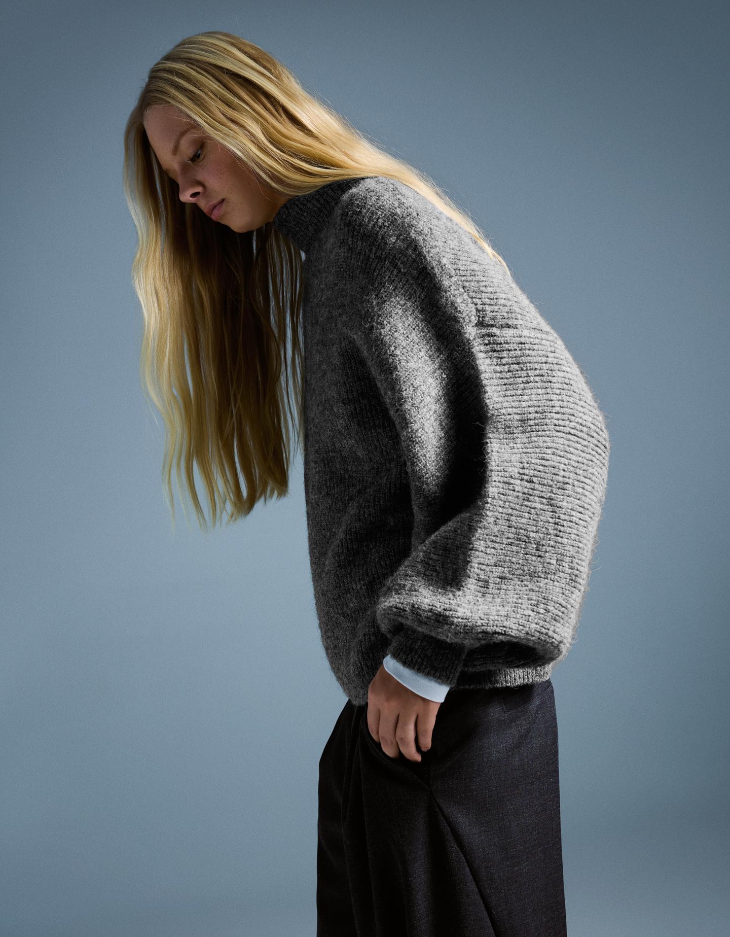 Bershka sweter z szerokimi rękawami szary