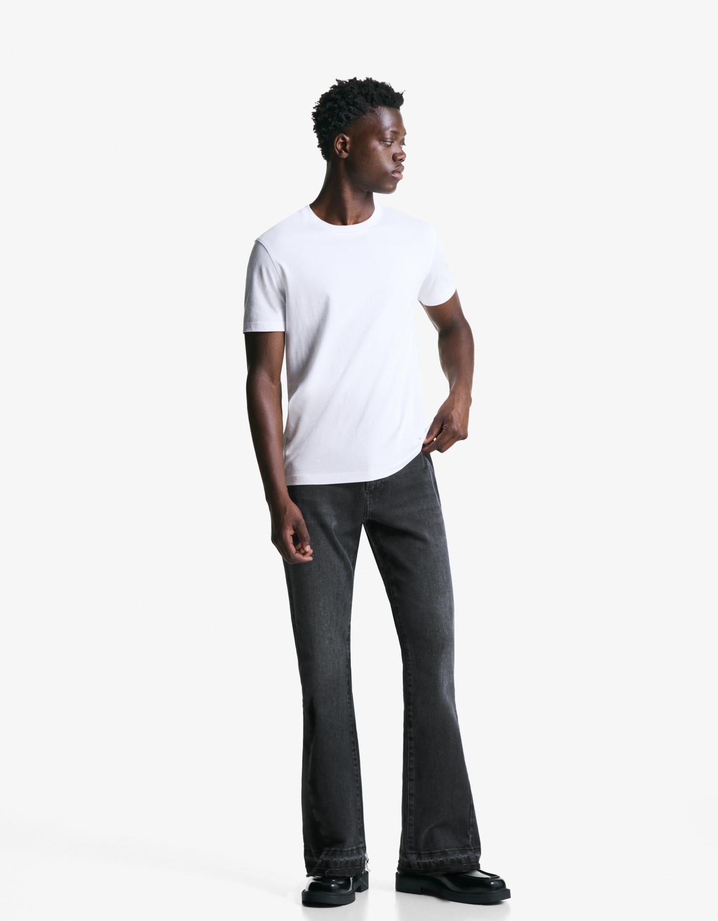 Bershka jeansy o kroju flare komfortowe czarny