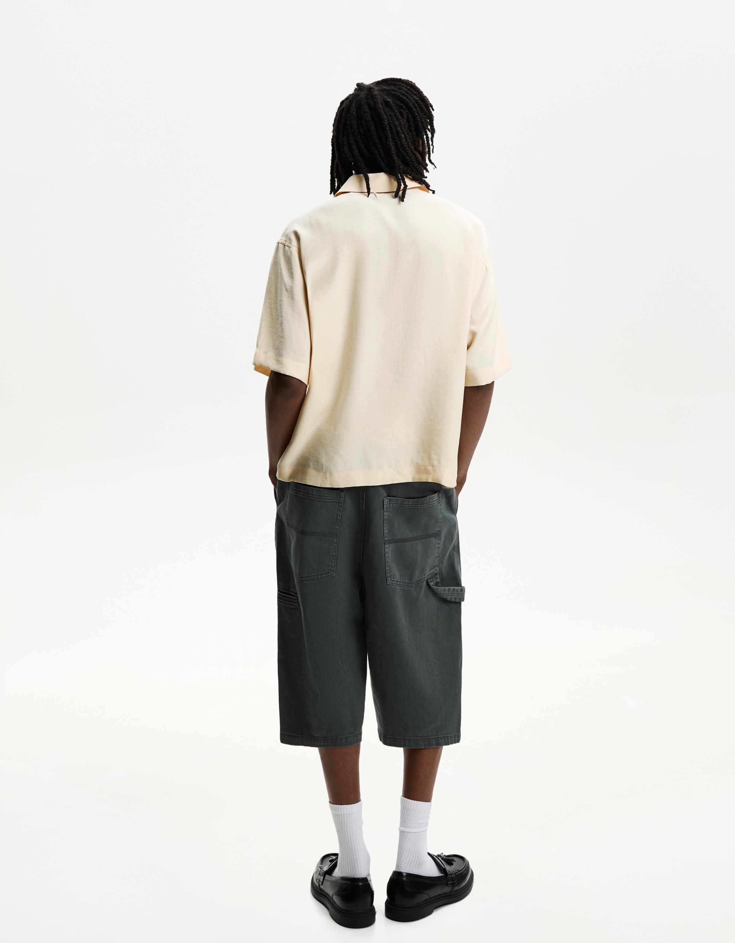 Cropped embroidered short sleeve shirt - Shirts - Men | Bershka