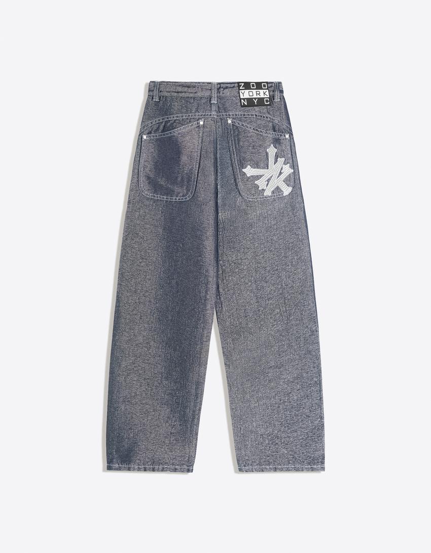Jeans mit Stickerei ZOO YORK x BERSHKA-Grau
