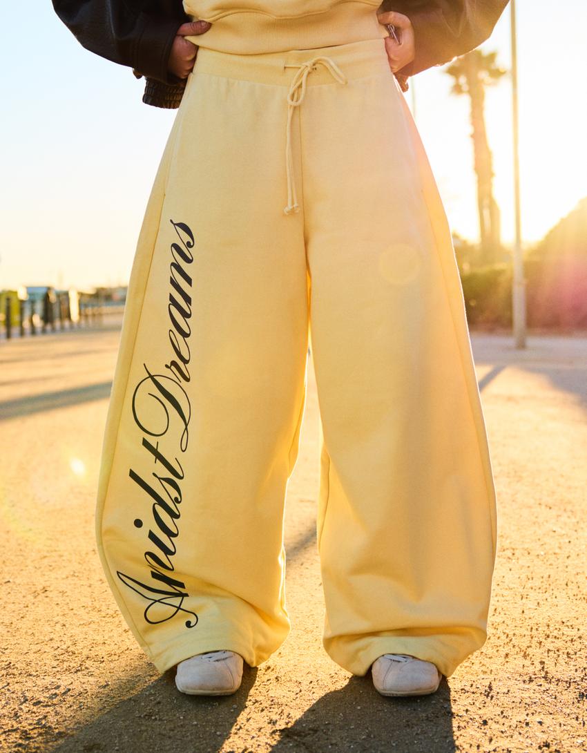 Pantalón felpa barrel print-Amarillo