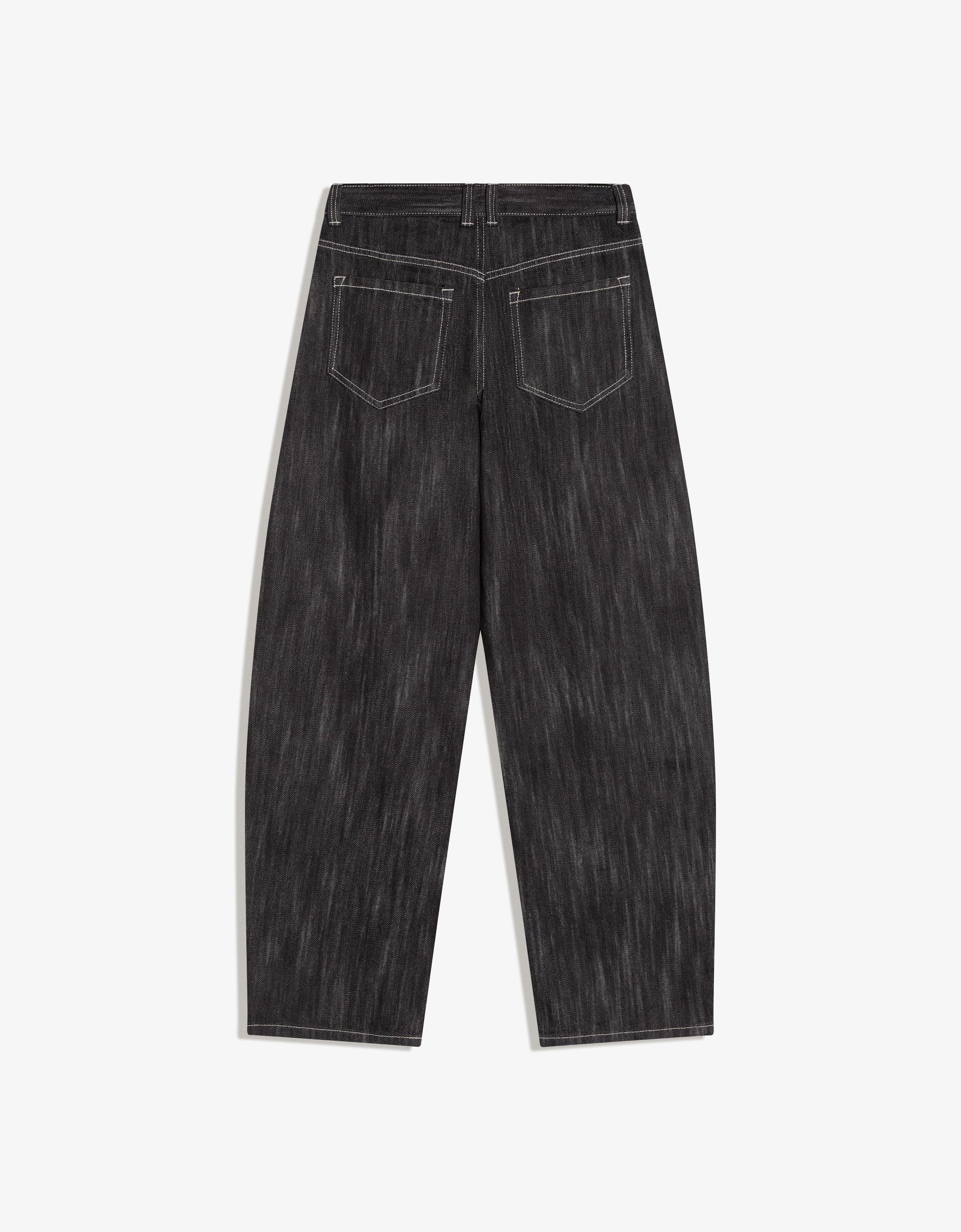 Low-rise baggy barrel jeans