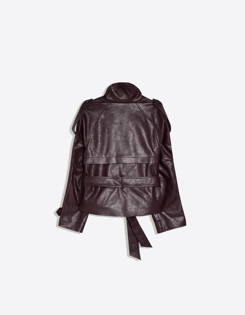 Cazadora trench corta efecto piel-Burdeos