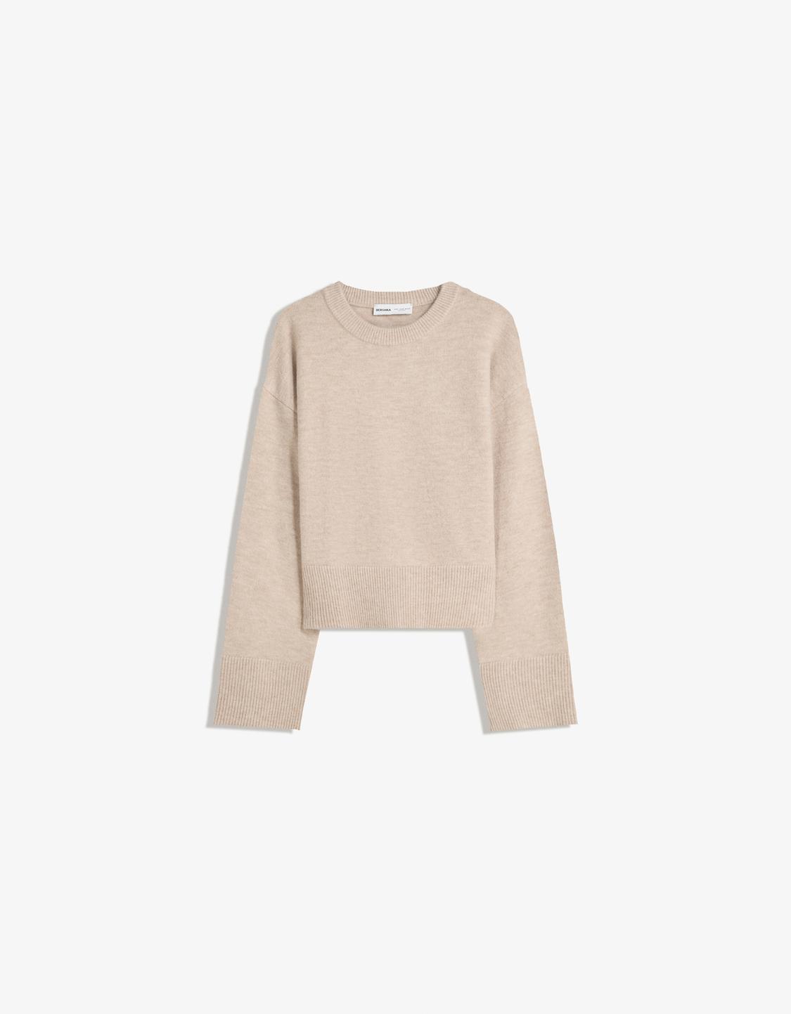 Oversize sweater with ribbed hem