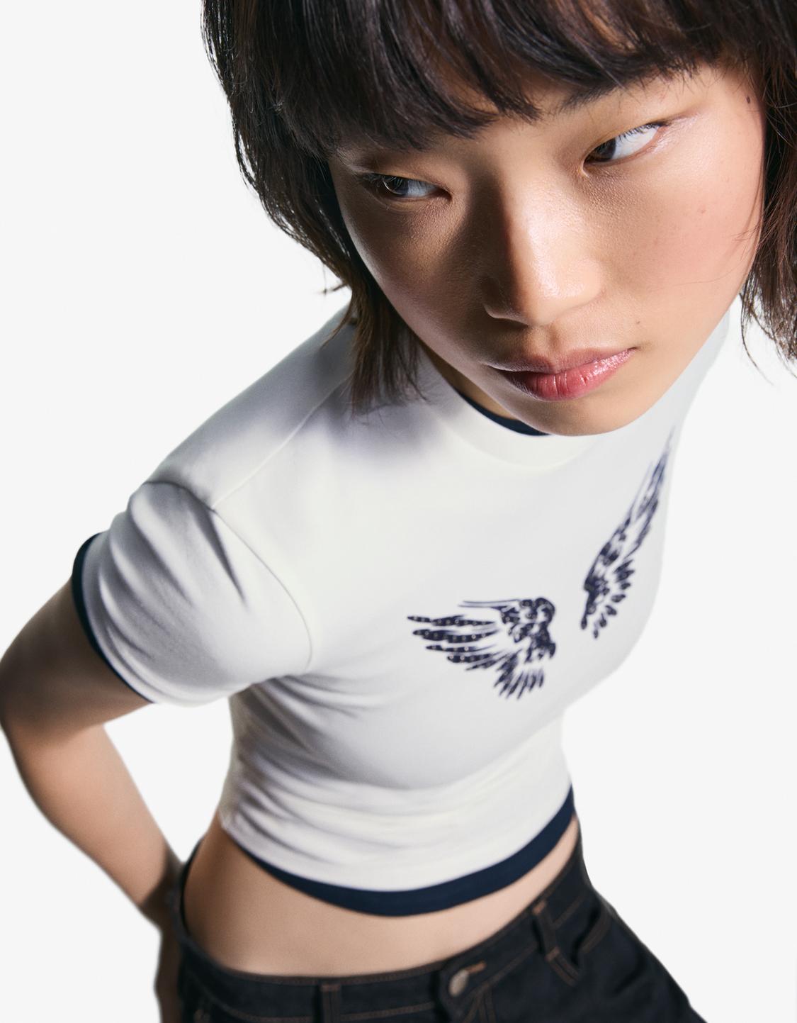 T-shirt manga curta com estampado de tachas