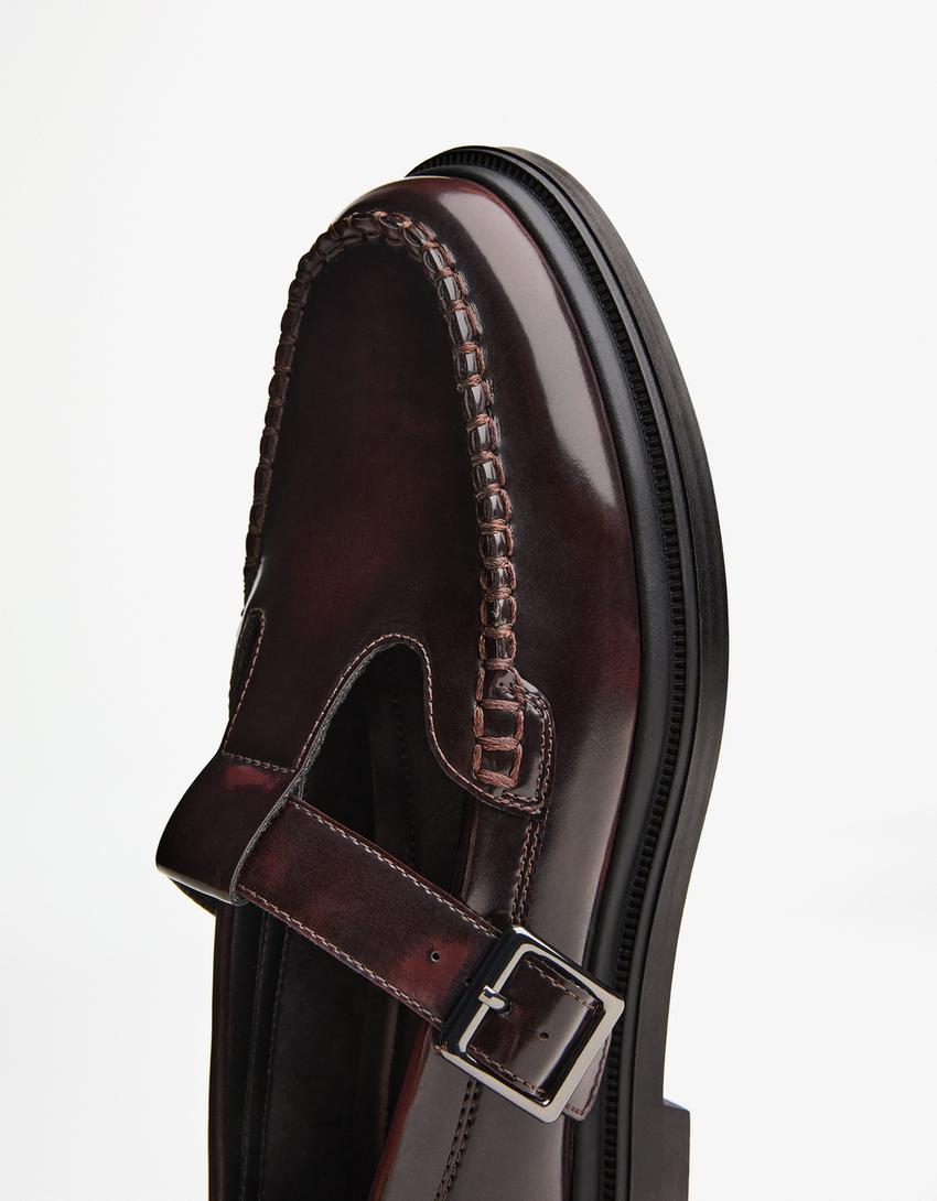 Schuh mit Riemen und Schnalle-Granatrot