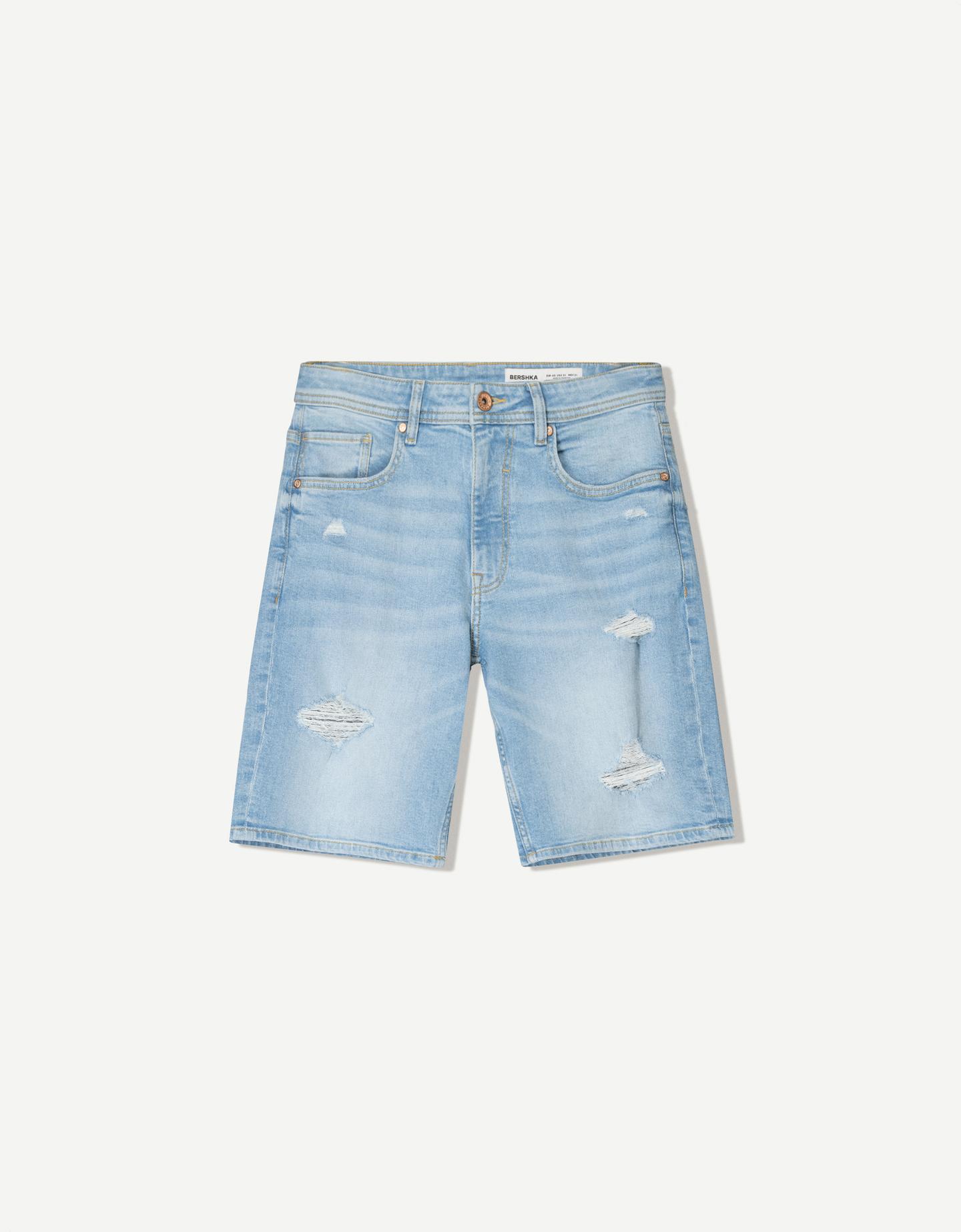 Bershka bermudy jeansowe z przetarciami jasnoniebieski
