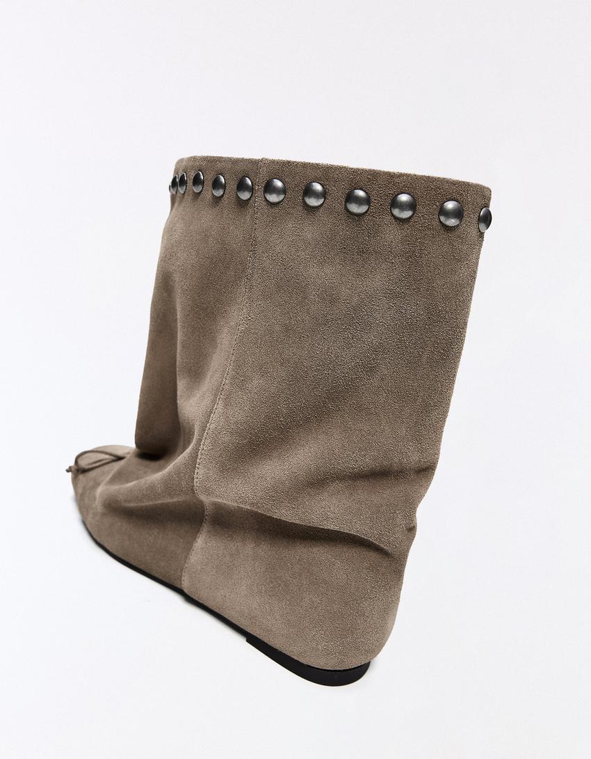 BOTIN PLANO CAÑA ANCHA TACHAS PIEL-Taupe