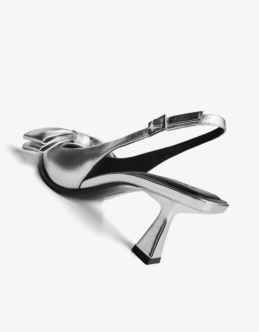 Sapato tacão kitten laço-Prateado