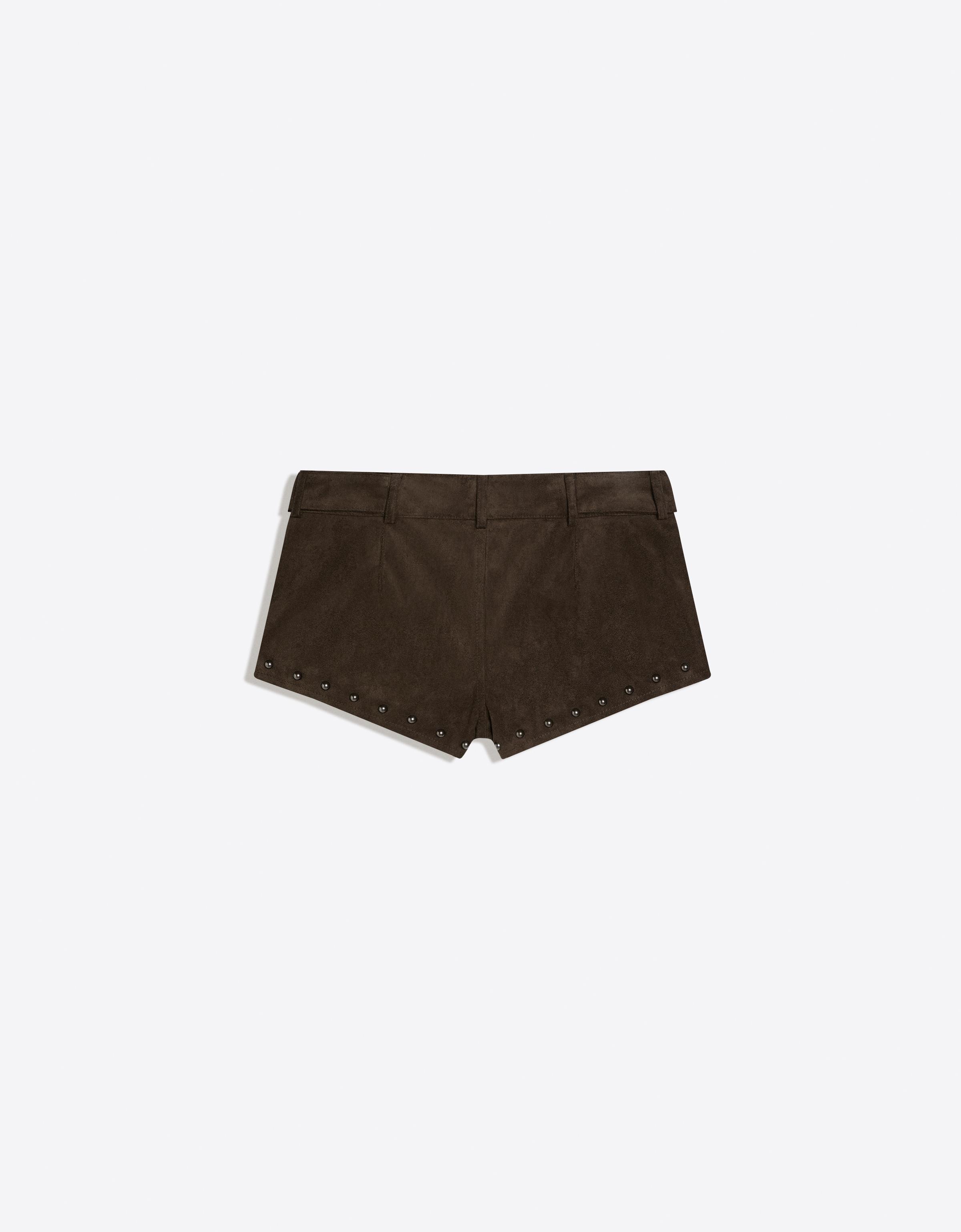 Süet efektli zımbalı şort