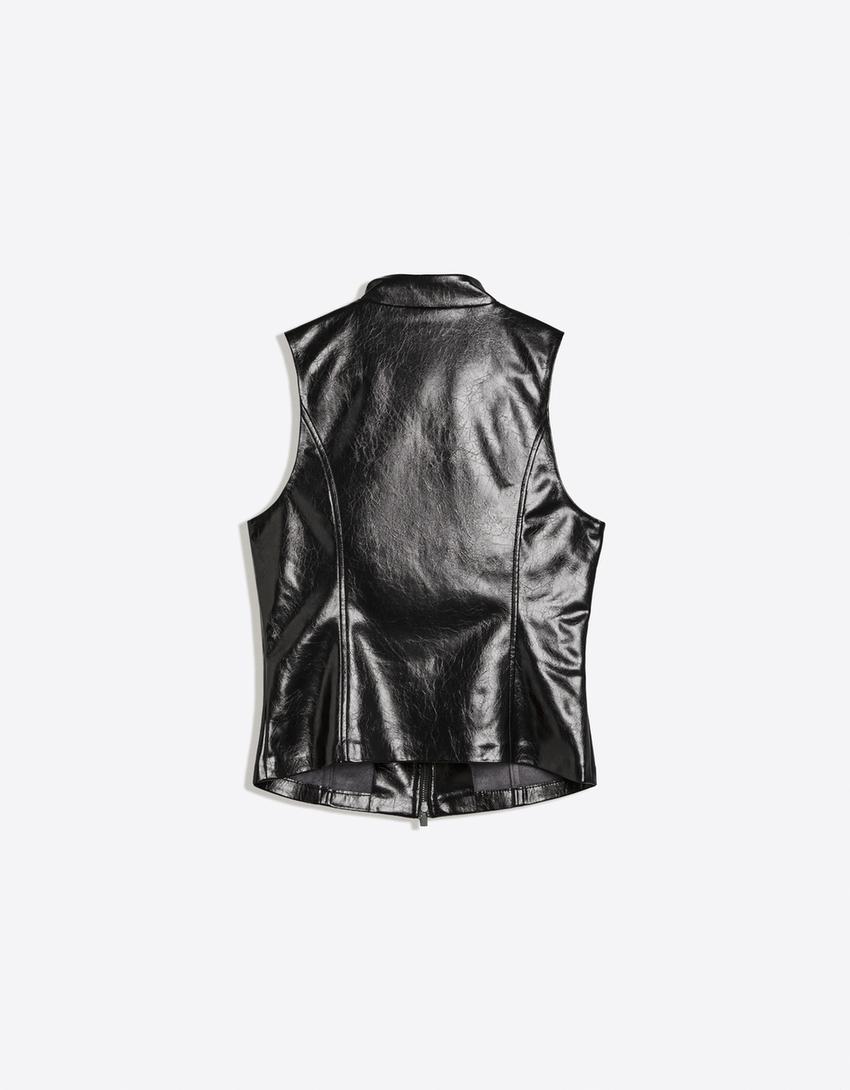 Top smanicato in finta pelle con collo alto-Nero