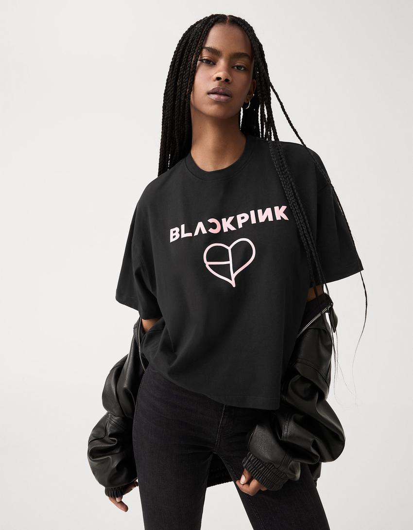 Marškinėliai su trumpomis rankovėmis „BlackPink“ raštu-Juoda-2