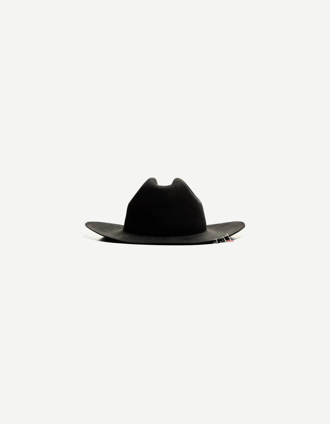 CA7RIEL & Paco Amoroso hat