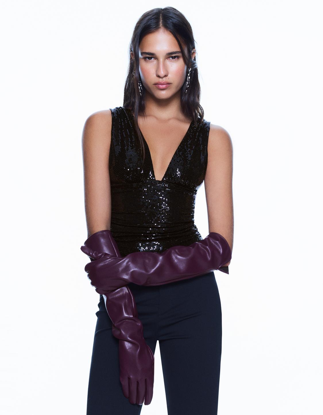 Top ajustado com franzidos e brilho