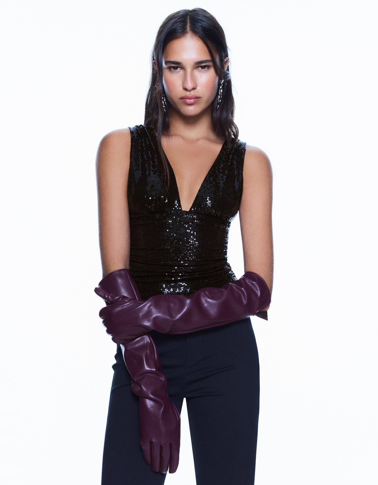 Bershka dopasowany top z marszczeniami, błyszczące czarny