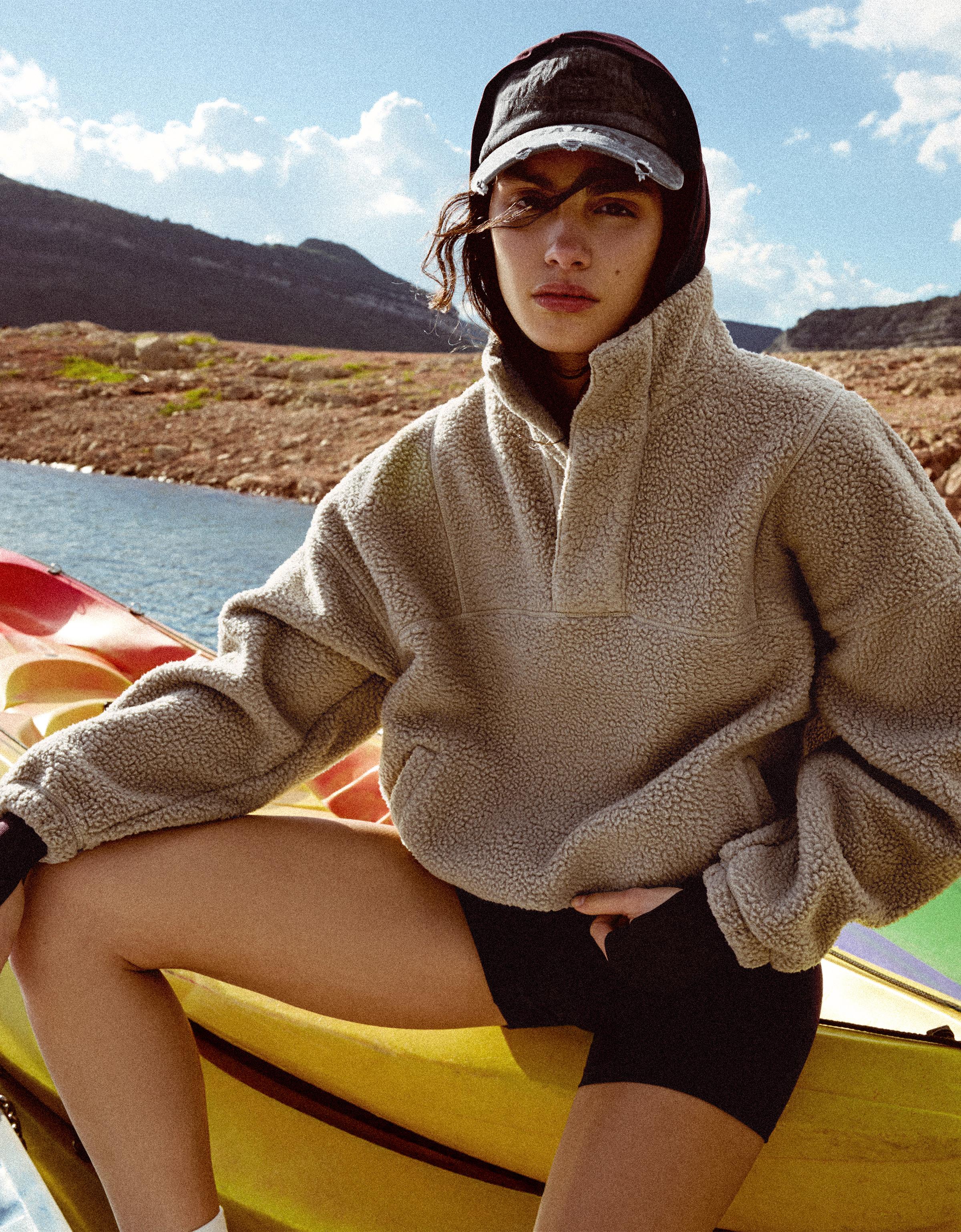 Bershka Bluza Z Półsuwakiem I Kożuszkiem Kobieta M-L Beżowy