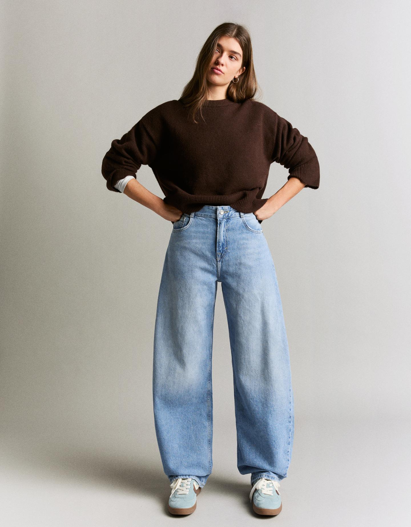 Bershka jeansy o kroju barrel wyblakły niebieski