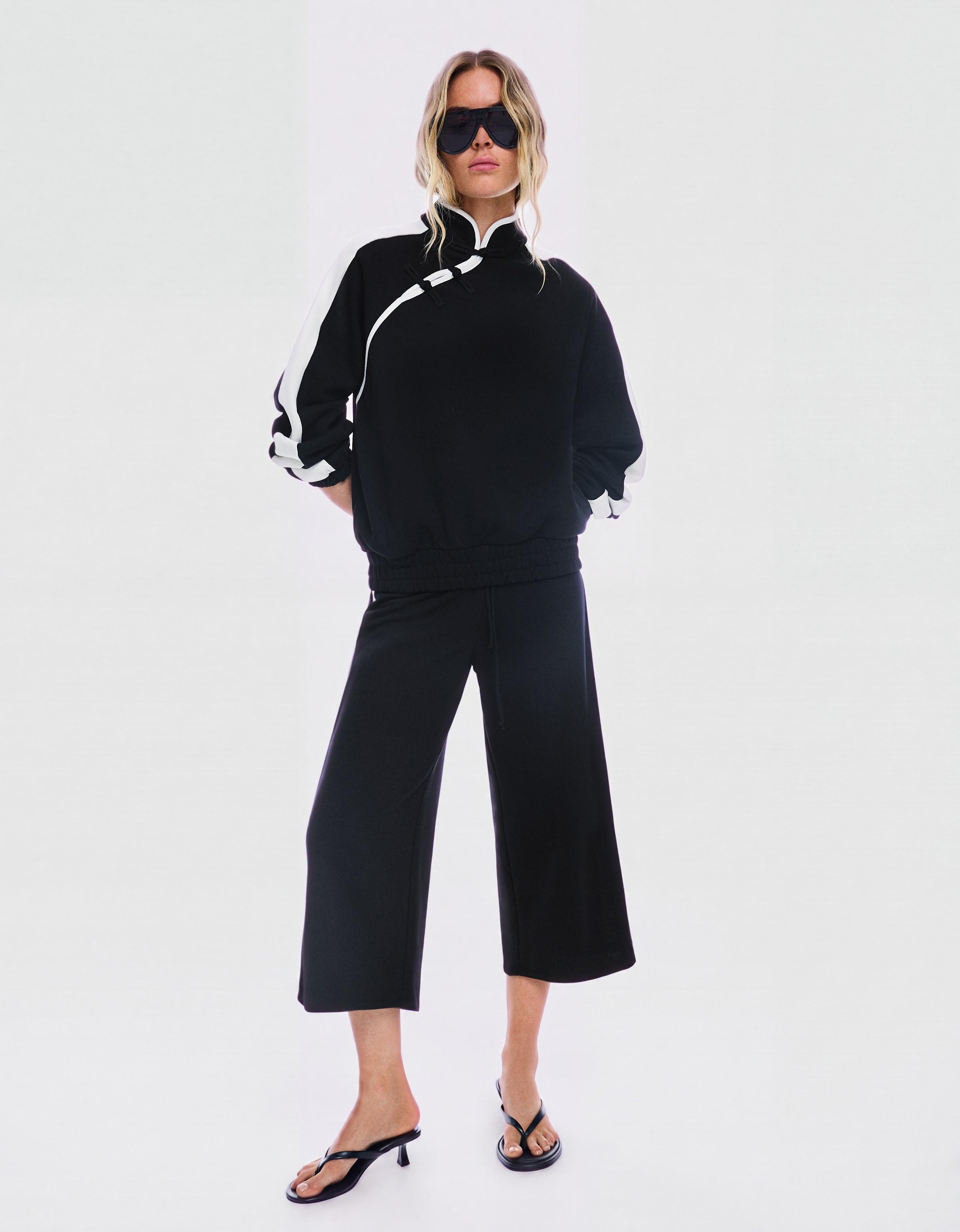 Long sleeve stand collar sweatshirt with clasps — Black