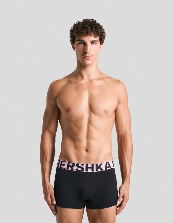 Жуынатын бөлмеде жыныстық қатынасқа түскен азғын қыздардың видеосы Ол оның ішін тығып қойды