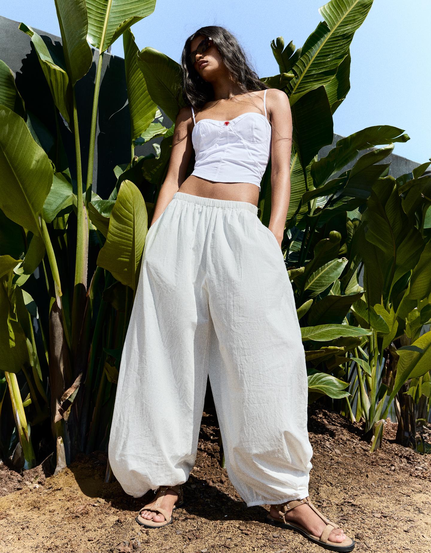 Bershka Pantaloni A Sbuffo Con Vita Elasticizzata Donna M Bianco