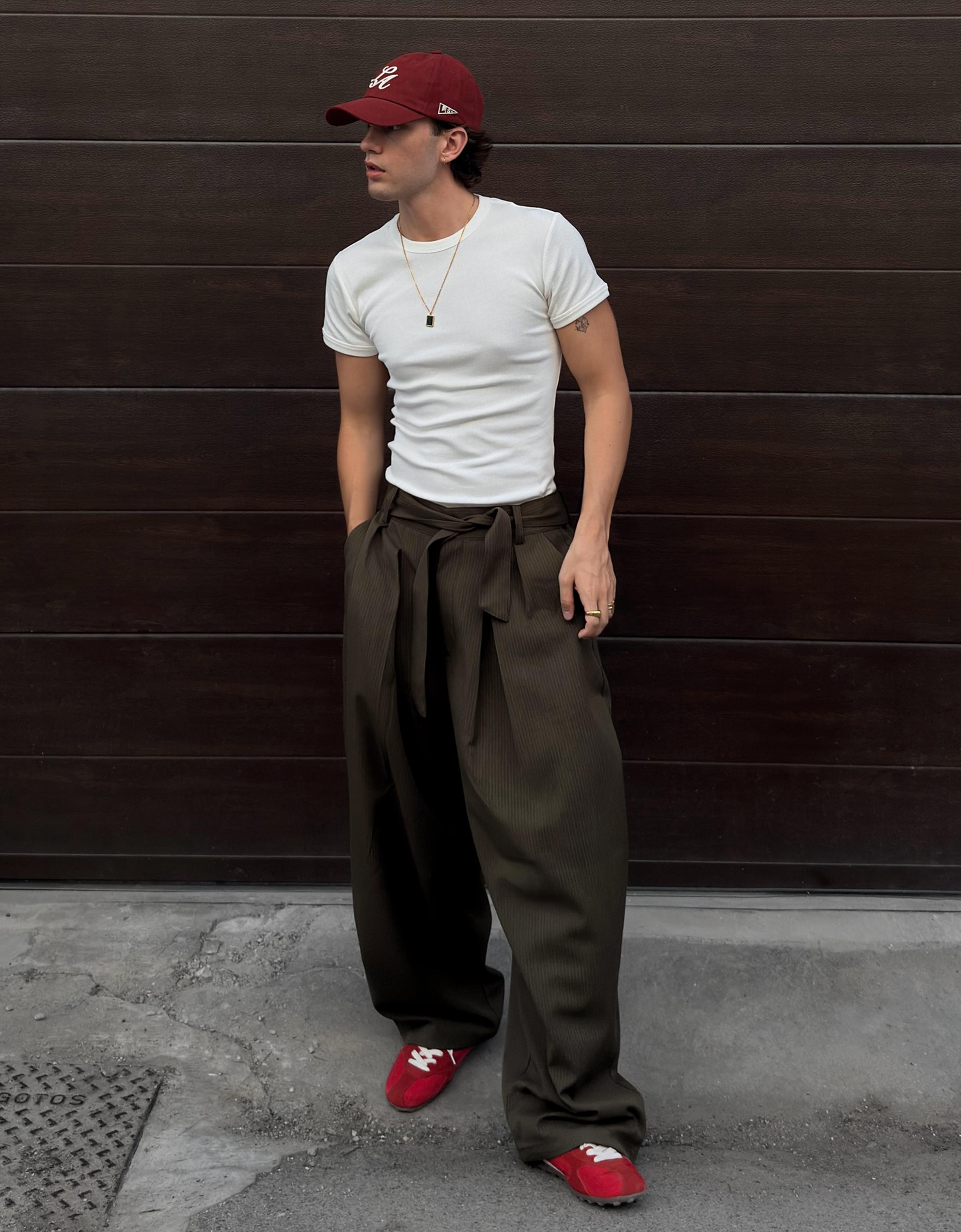 Barrel-leg trousers with darts and belt — Khaki