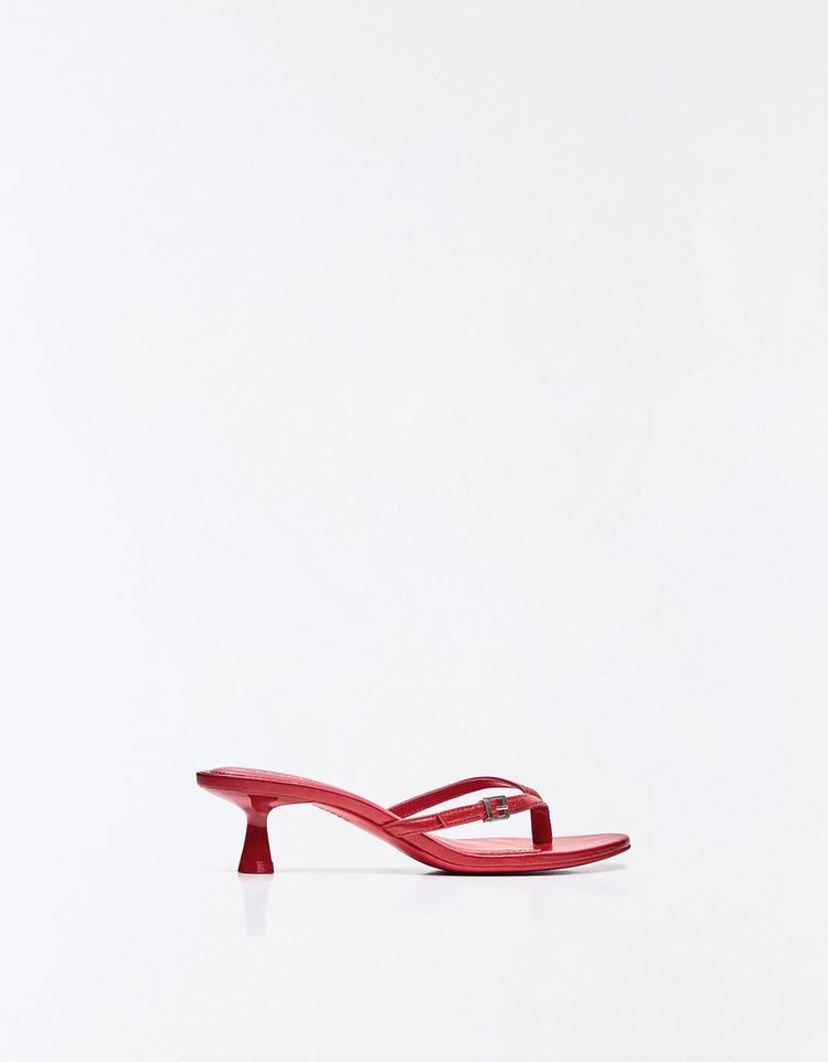 Buckle thong heeled sandals — RED