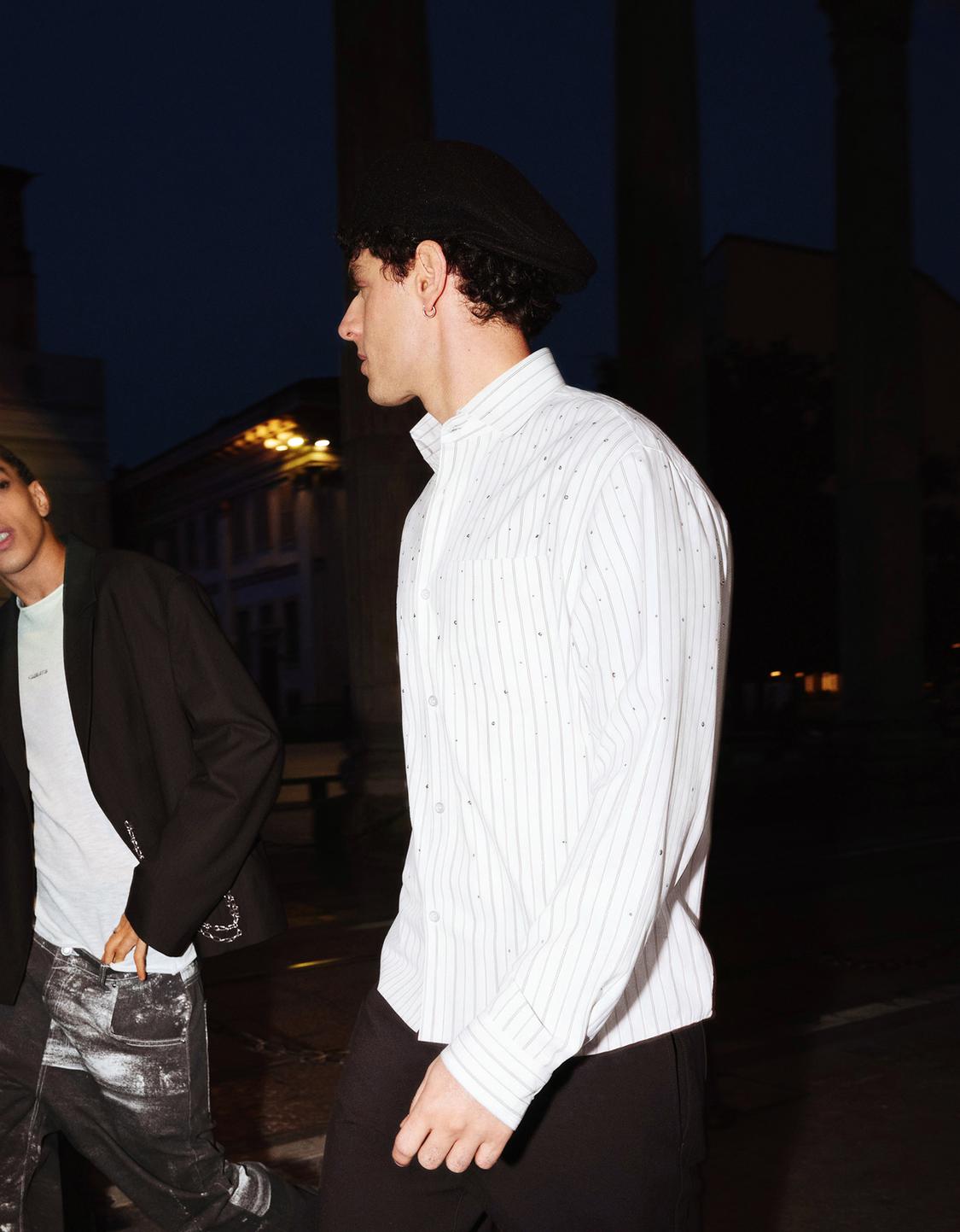 Camisa Boxy fit com tachas